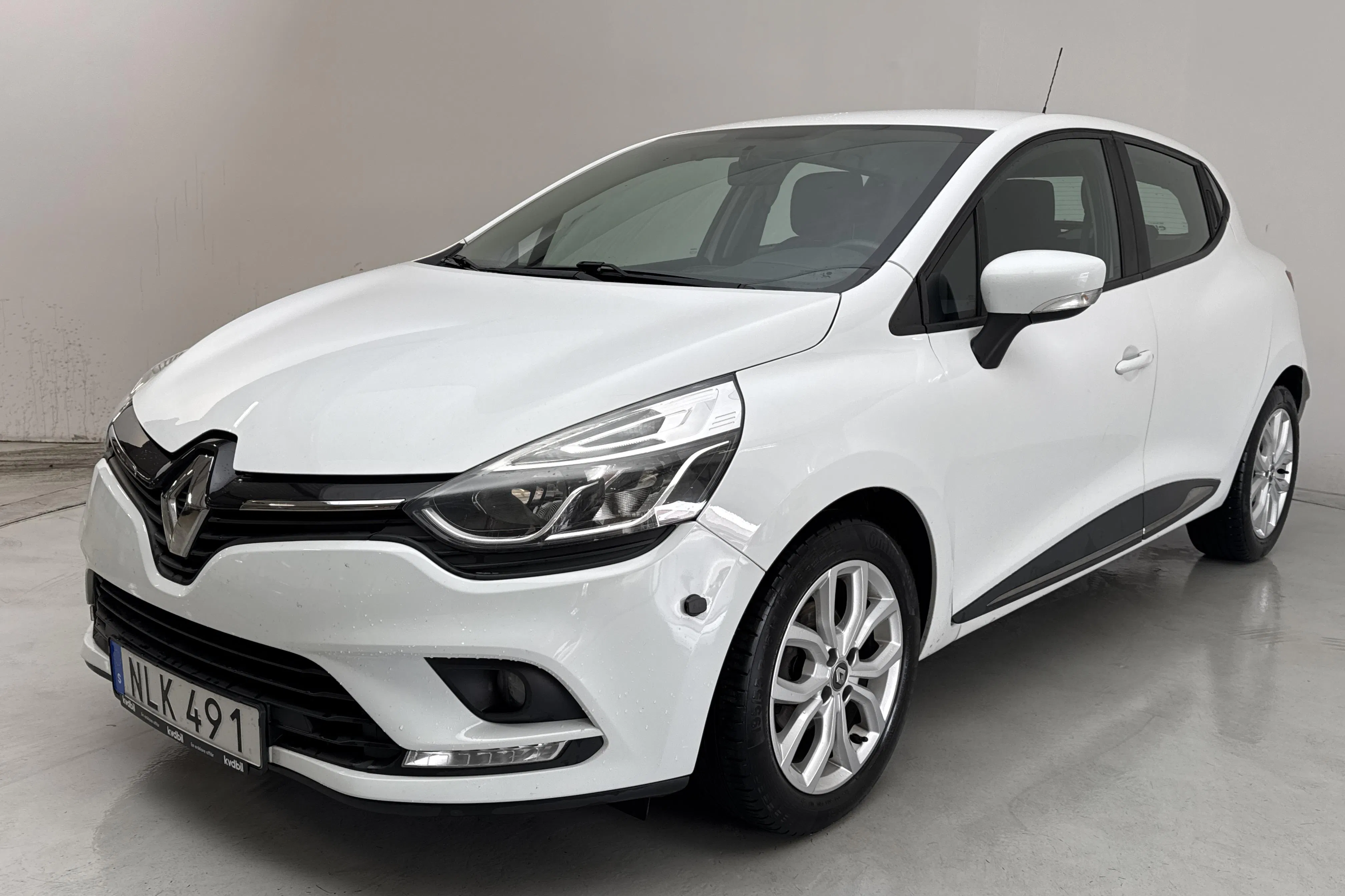 Presentationsfoto 1 av 13: Renault Clio IV 1.2 16V 5dr (75hk) - 13 781 mil - Manuell - vit - 2017