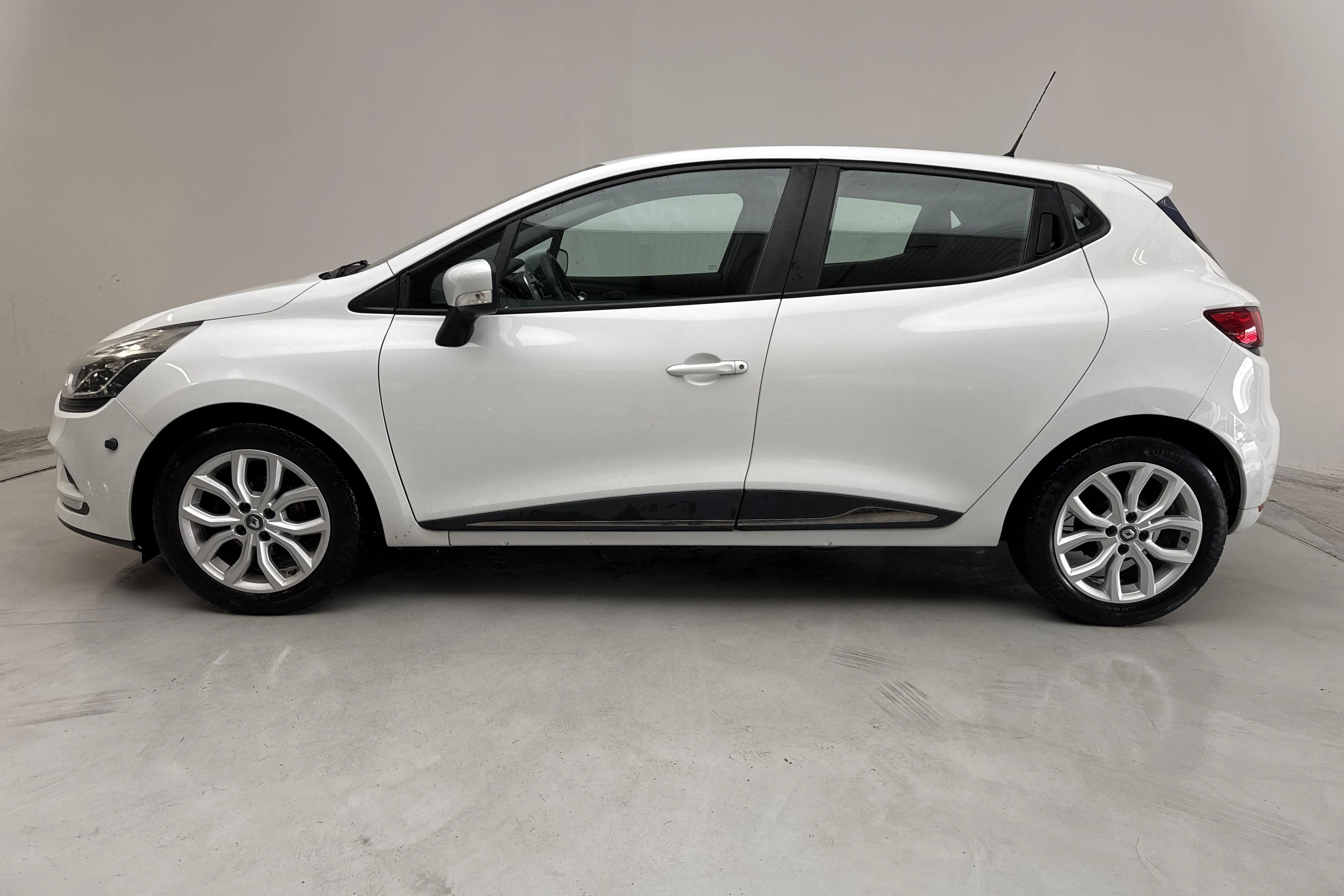 Presentationsfoto 2 av 13: Renault Clio IV 1.2 16V 5dr (75hk) - 13 781 mil - Manuell - vit - 2017