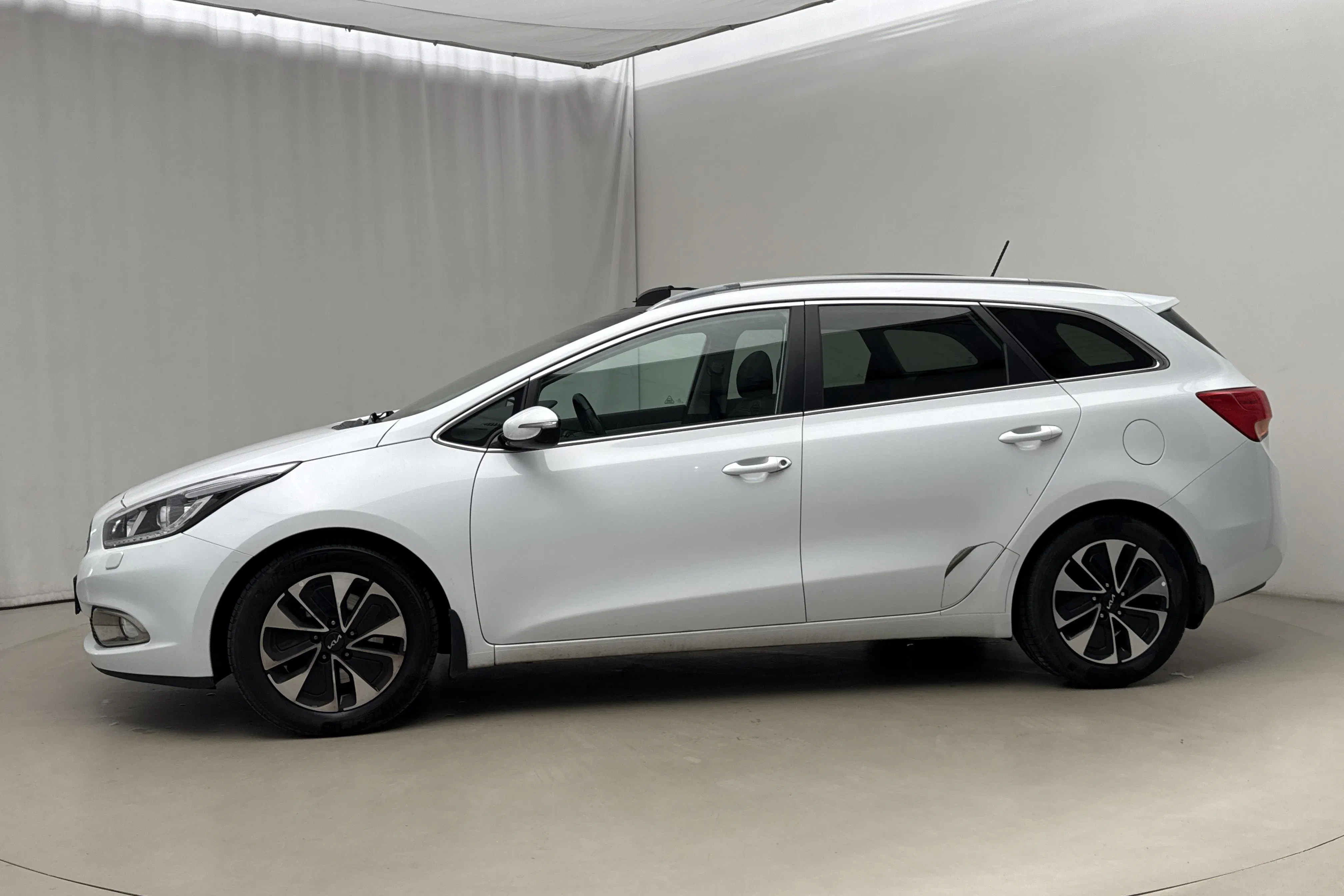 Presentation photo 2 of 20: KIA Cee'd 1.6 CRDi SW (128hk) - 78 810 km - Automatic - white - 2014