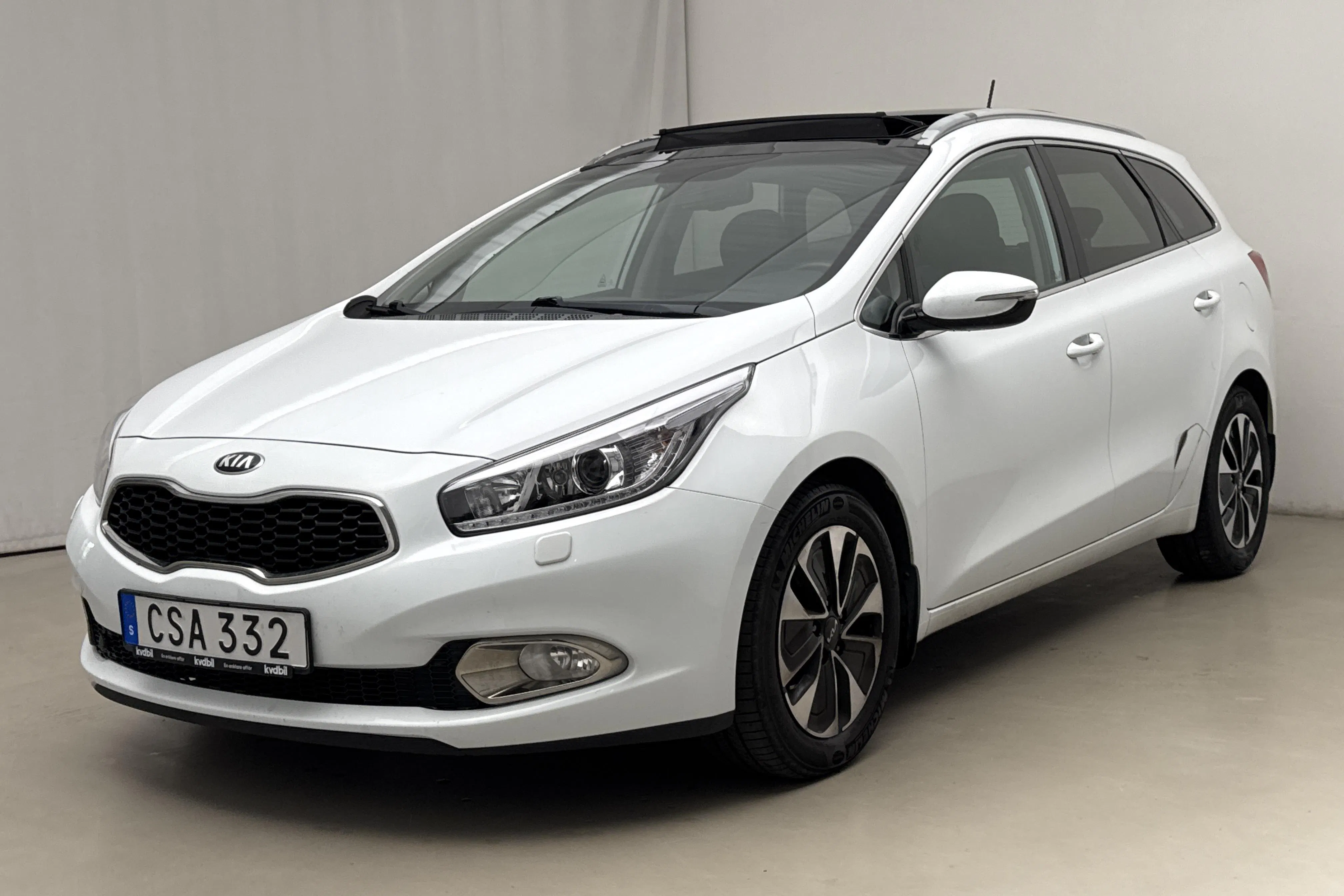 Presentation photo 1 of 20: KIA Cee'd 1.6 CRDi SW (128hk) - 78 810 km - Automatic - white - 2014