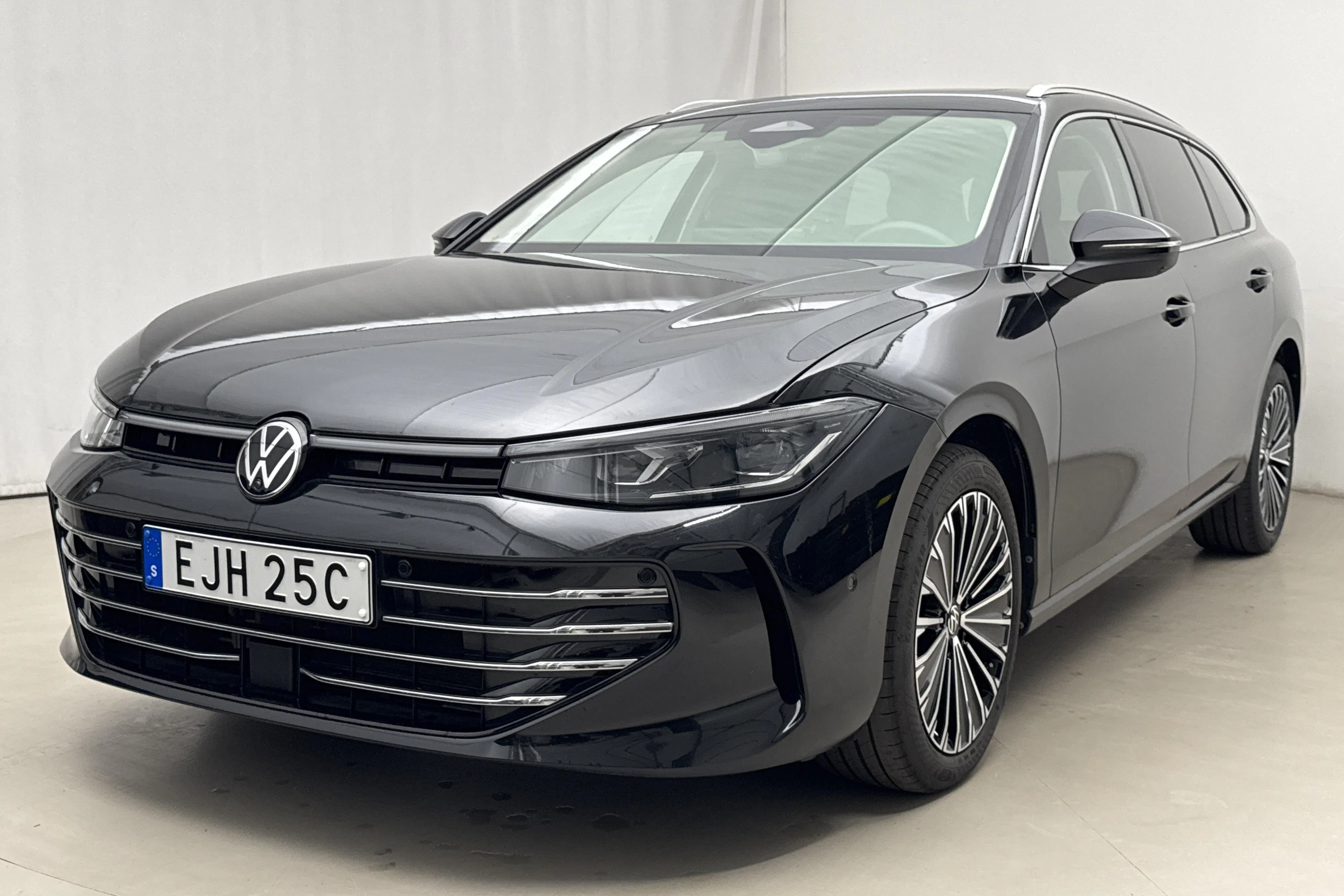 Presentationsfoto 1 av 24: VW Passat 1.5 eTSI Sportscombi (150hk) - 1 189 mil - Automat - svart - 2024