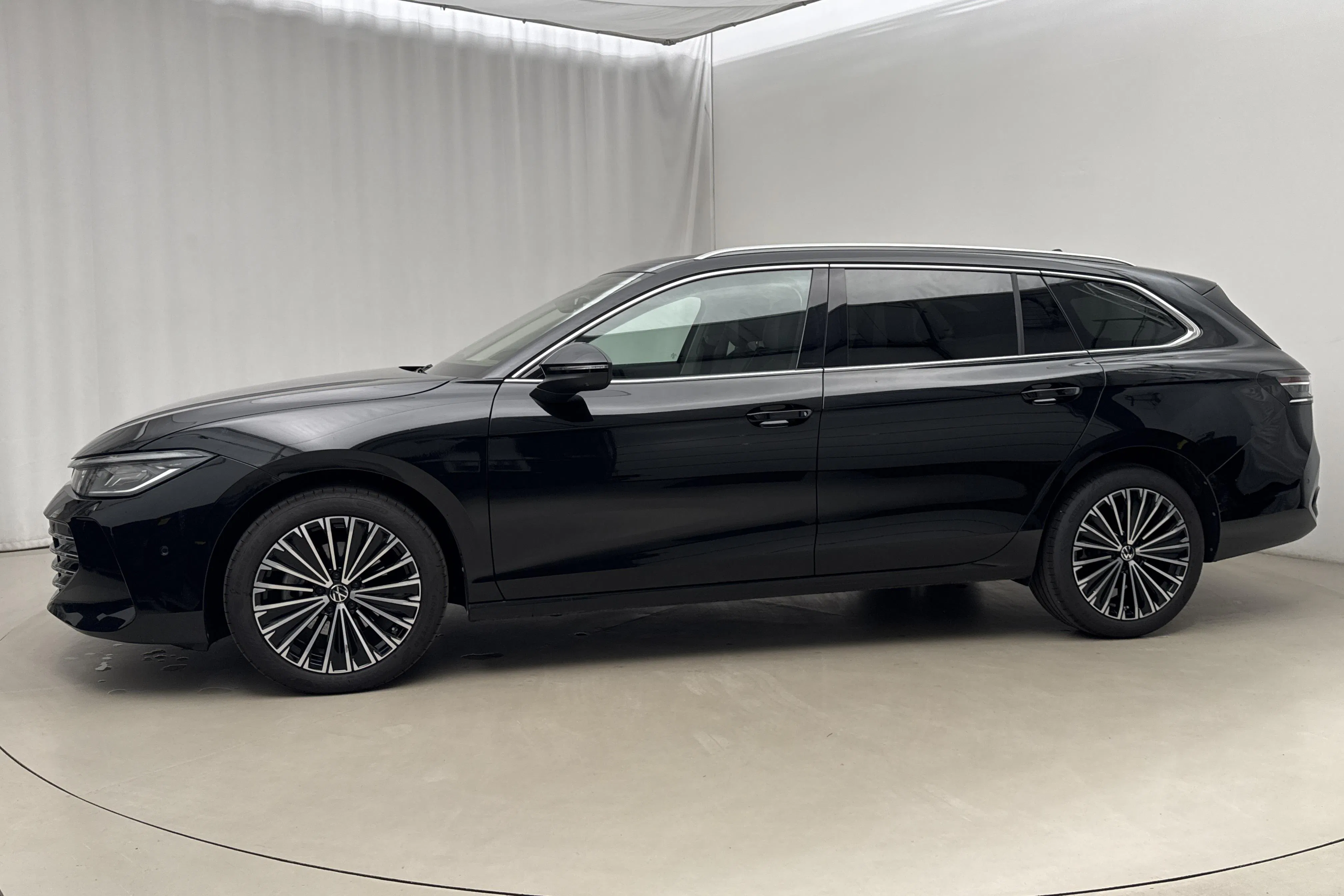 Presentationsfoto 2 av 24: VW Passat 1.5 eTSI Sportscombi (150hk) - 1 189 mil - Automat - svart - 2024