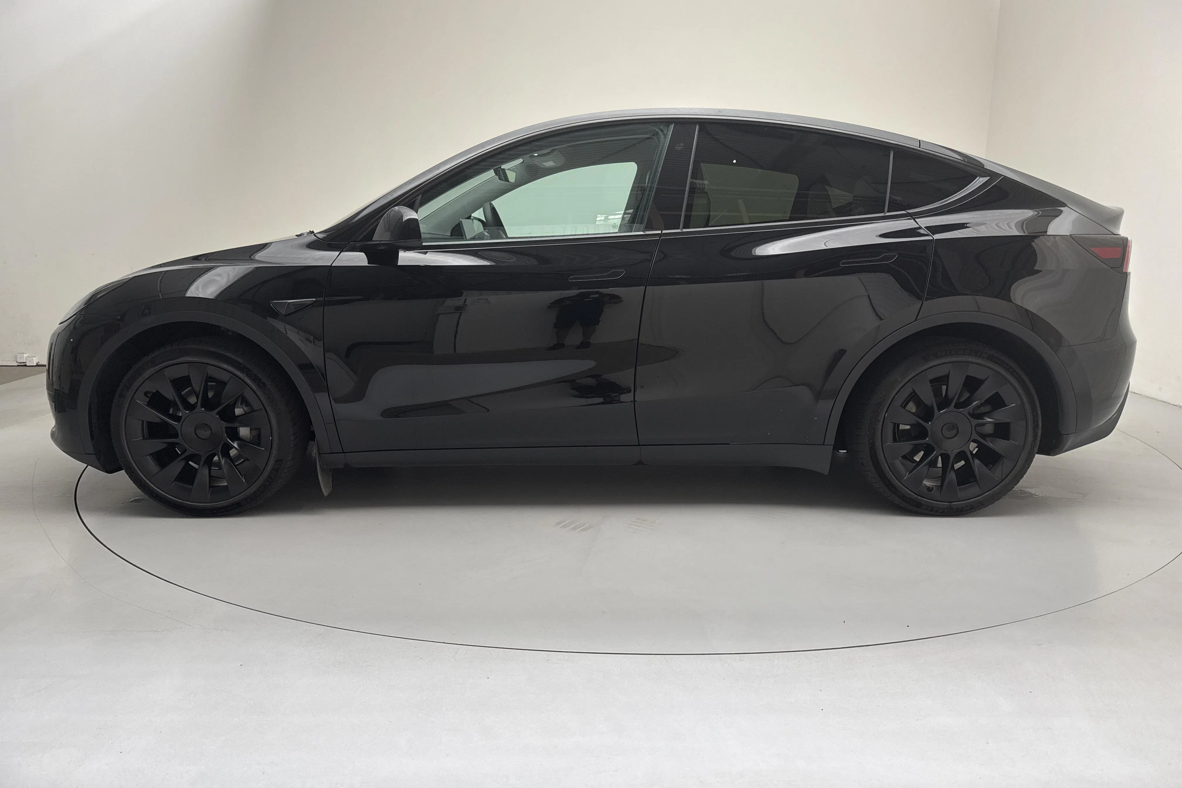 Presentationsfoto 2 av 18: Tesla Model Y RWD - 10 376 mil - Automat - svart - 2023