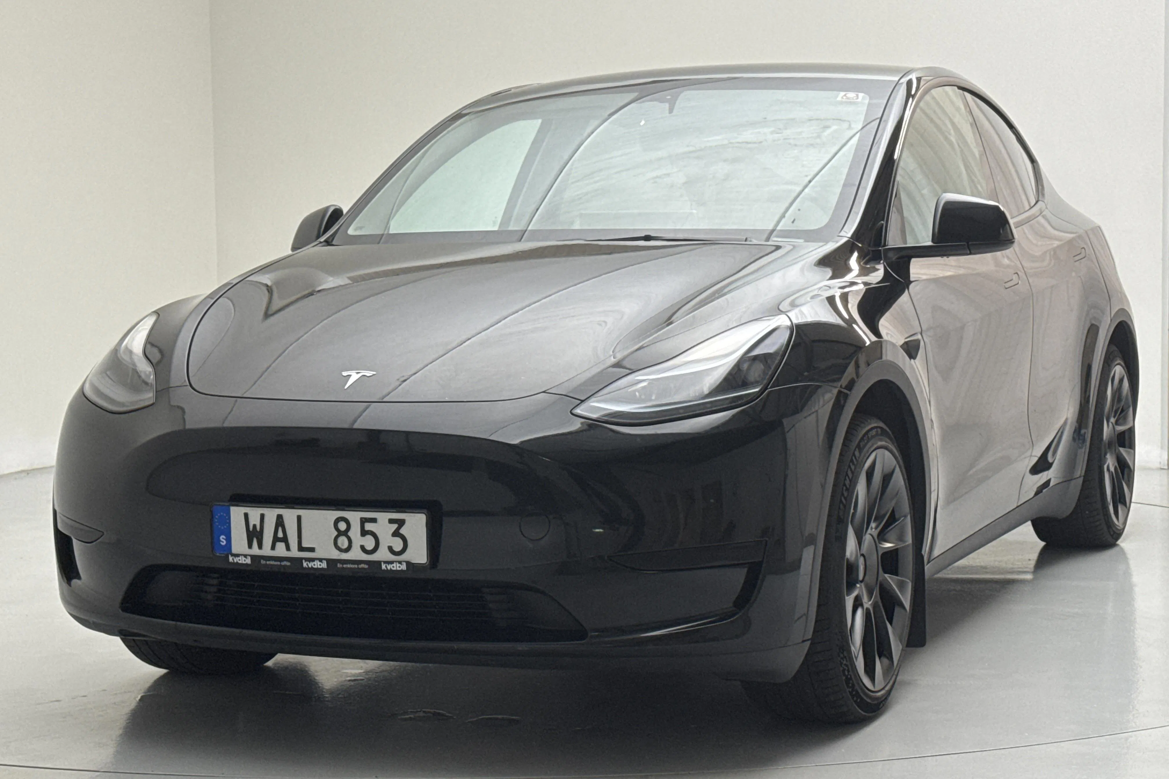 Presentationsfoto 1 av 18: Tesla Model Y RWD - 10 376 mil - Automat - svart - 2023