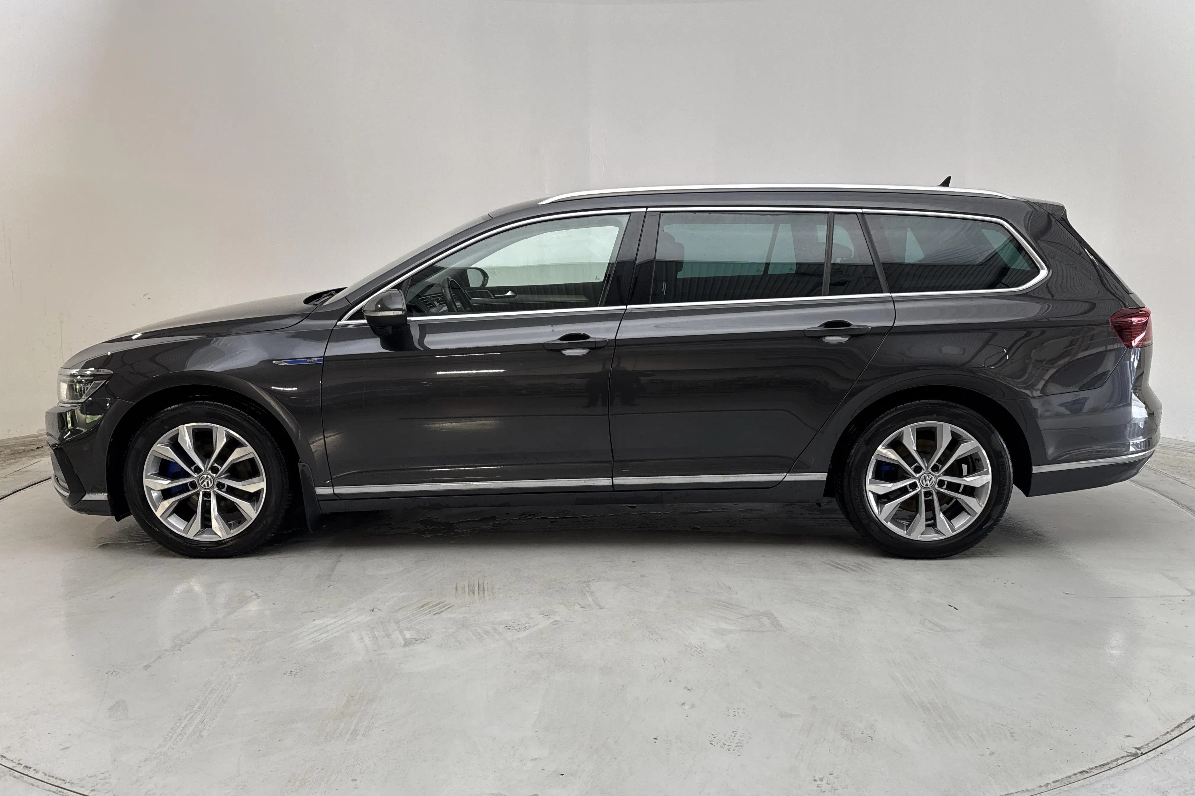 Presentation photo 2 of 16: VW Passat 1.4 GTE Sportscombi (218hk) - 181 240 km - Automatic - dark grey - 2020