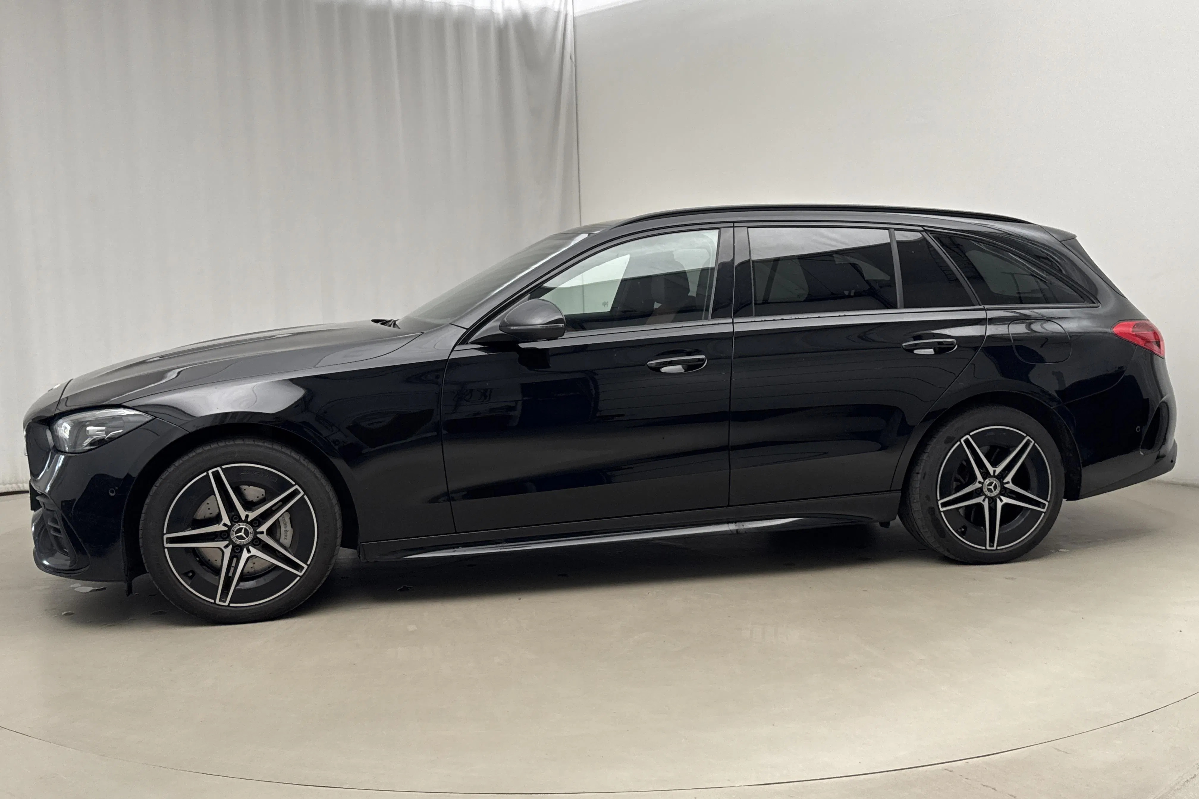 Presentationsfoto 2 av 22: Mercedes C 300 e Kombi S206 (333hk) - 9 242 mil - Automat - svart - 2023