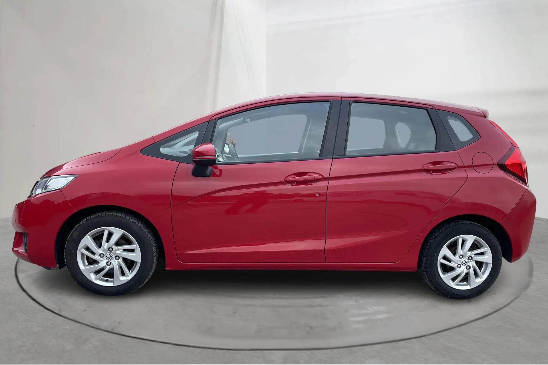 Presentation photo 2 of 16: Honda Jazz 1.3 (102hk) - 4 958 Scandinavian mile - Manual - red - 2016