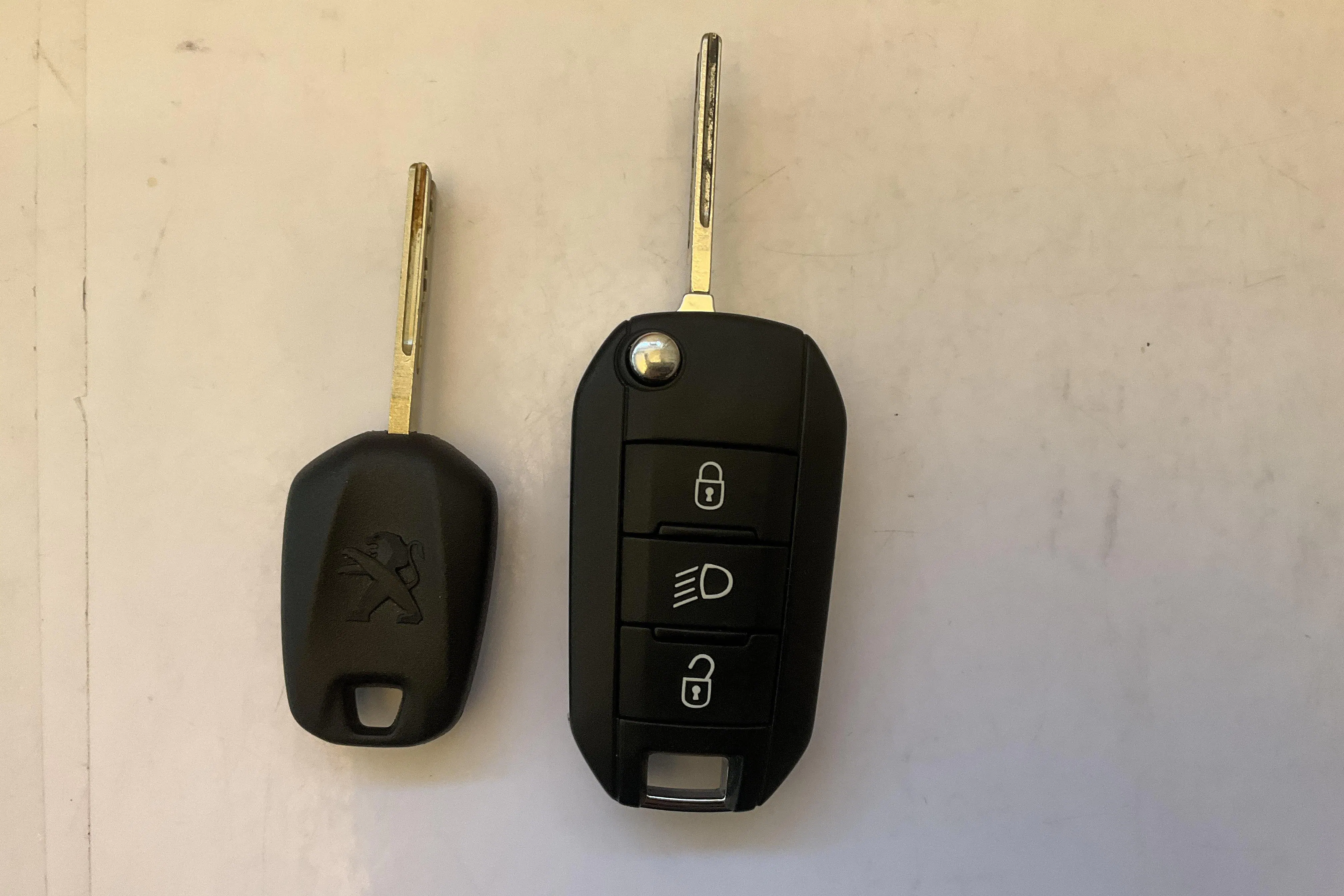 Presentation photo 13 of 13: Peugeot 208 PureTech 5dr (82hk) - 27 810 km - Manual - black - 2019