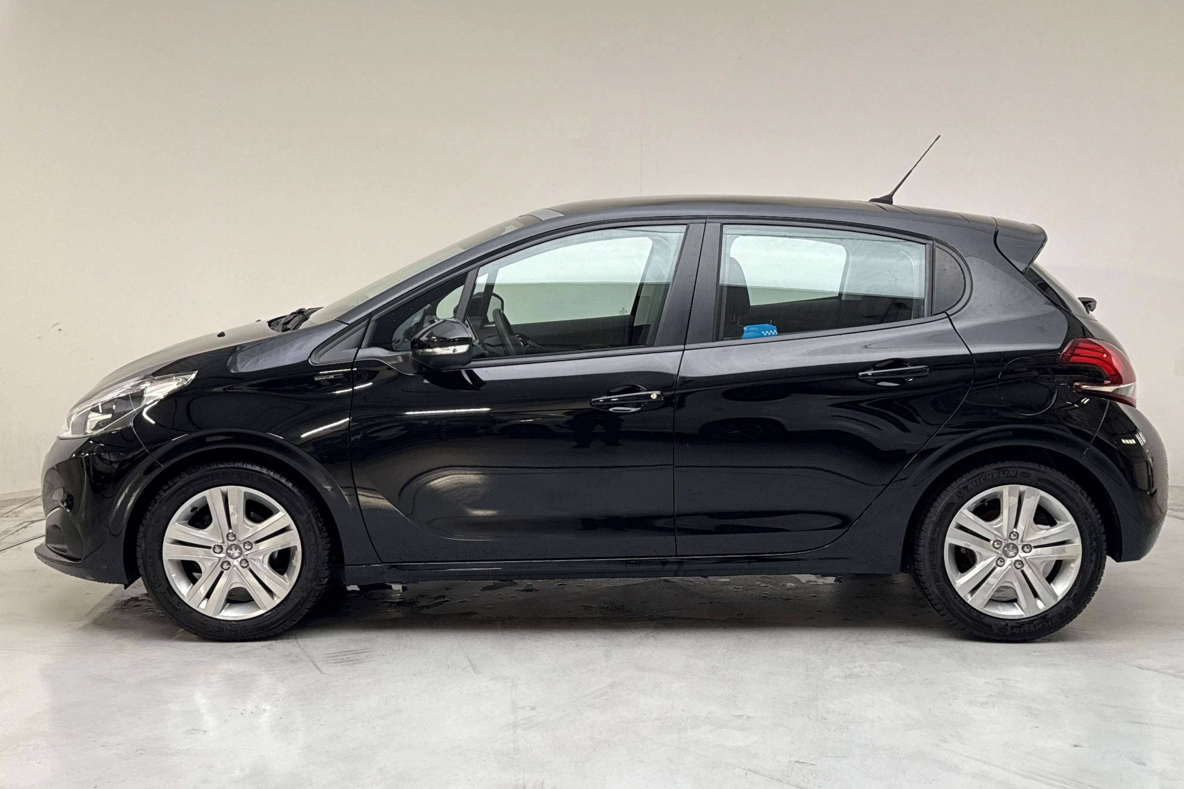 Presentation photo 2 of 13: Peugeot 208 PureTech 5dr (82hk) - 27 810 km - Manual - black - 2019