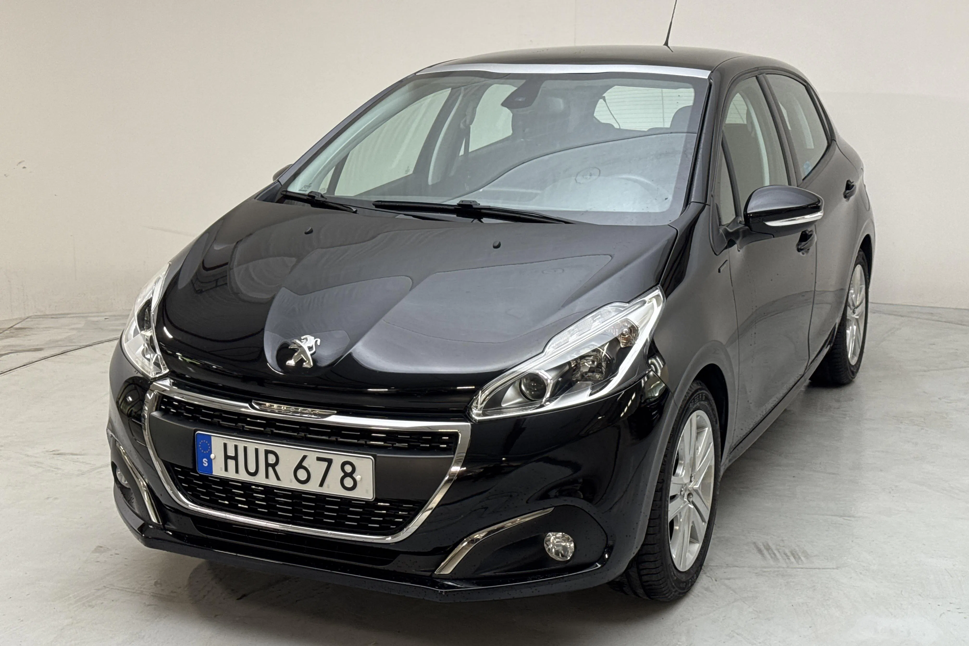 Presentation photo 1 of 13: Peugeot 208 PureTech 5dr (82hk) - 27 810 km - Manual - black - 2019