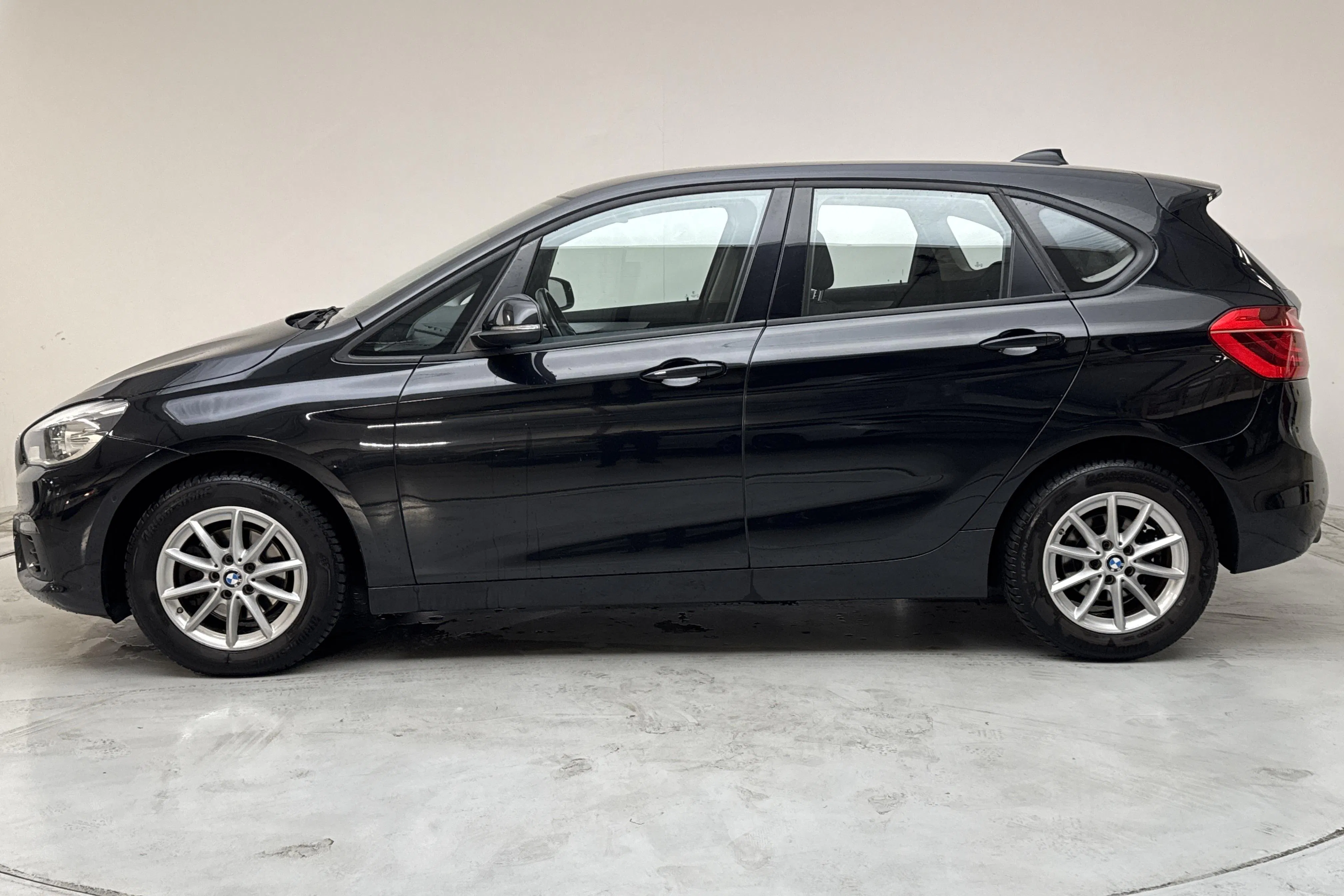 Presentation photo 2 of 13: BMW 218i Active Tourer, F45 (136hk) - 136 000 km - Manual - black - 2018