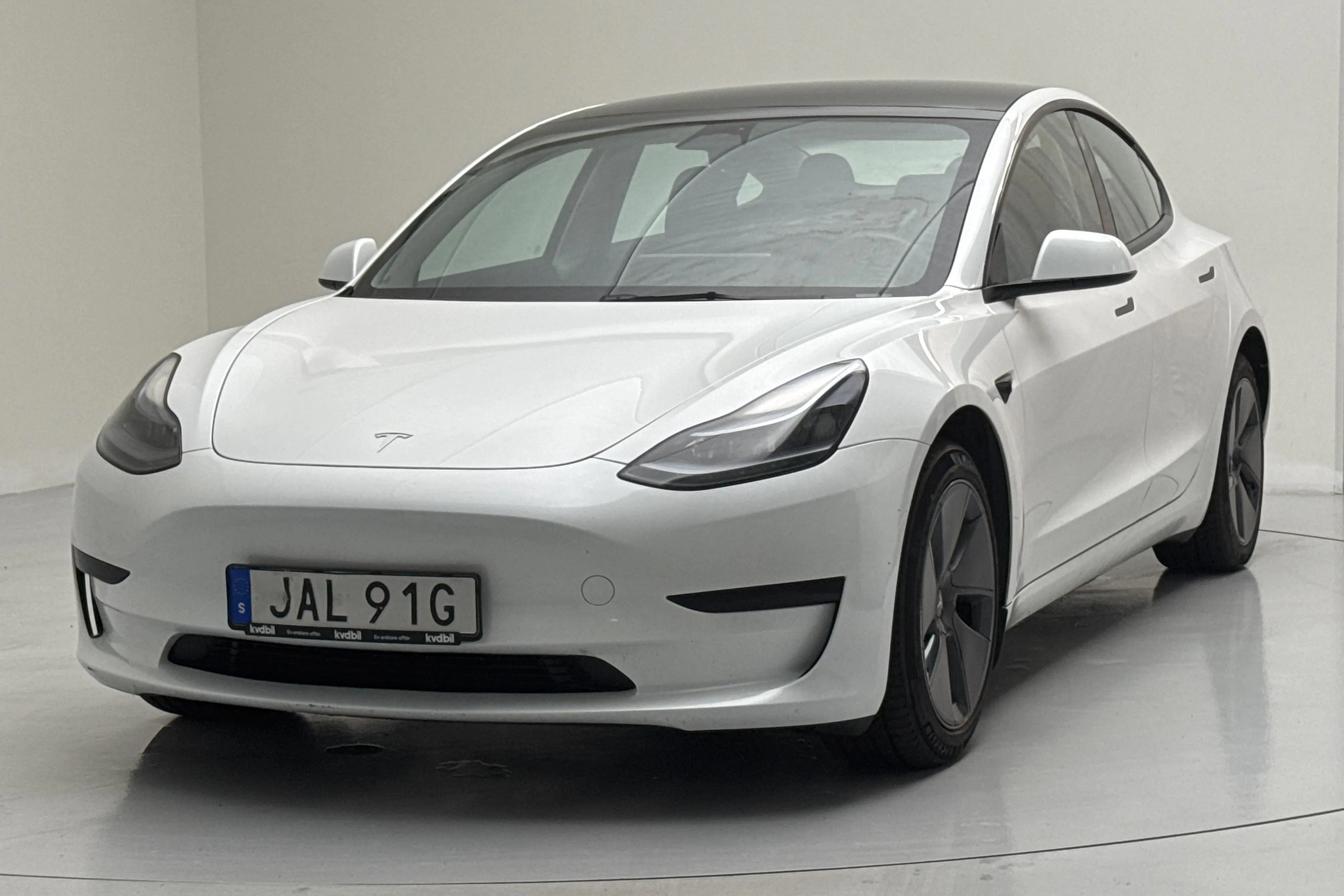 Presentationsfoto 1 av 17: Tesla Model 3 Standard Range RWD - 9 828 mil - Automat - vit - 2023