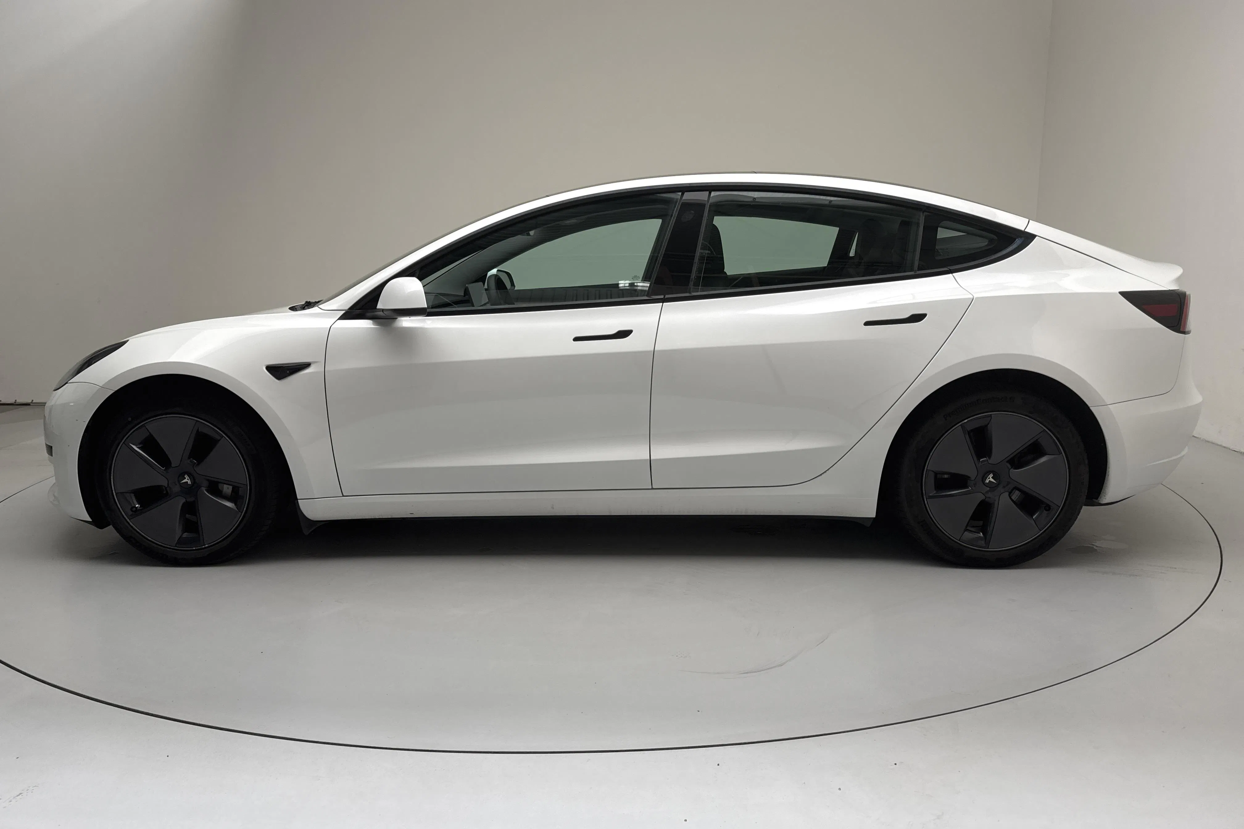Presentationsfoto 2 av 17: Tesla Model 3 Standard Range RWD - 9 828 mil - Automat - vit - 2023