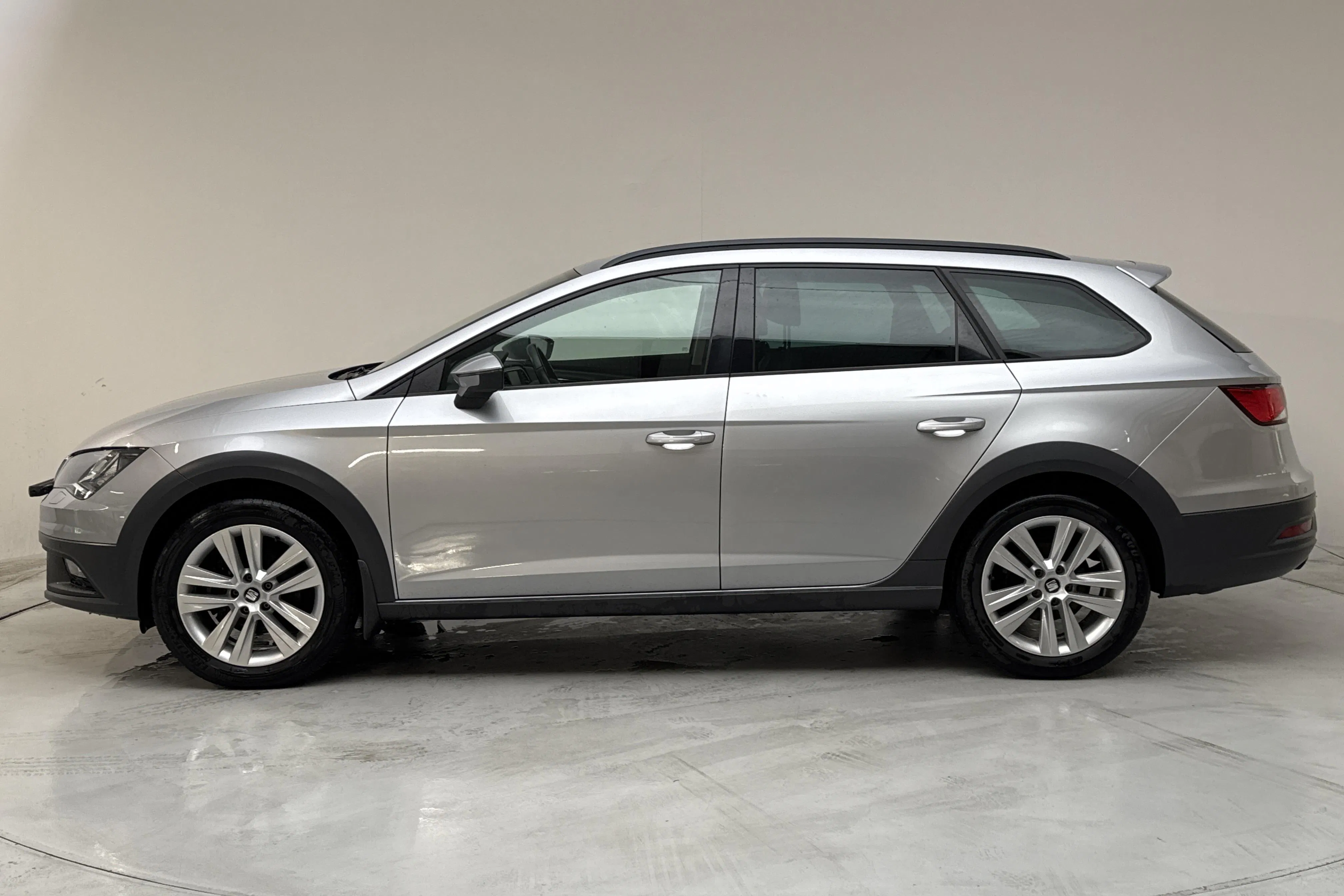 Presentation photo 2 of 14: Seat Leon 1.6 TDI ST X-PERIENCE 4Drive (115hk) - 72 990 km - Manual - silver - 2019