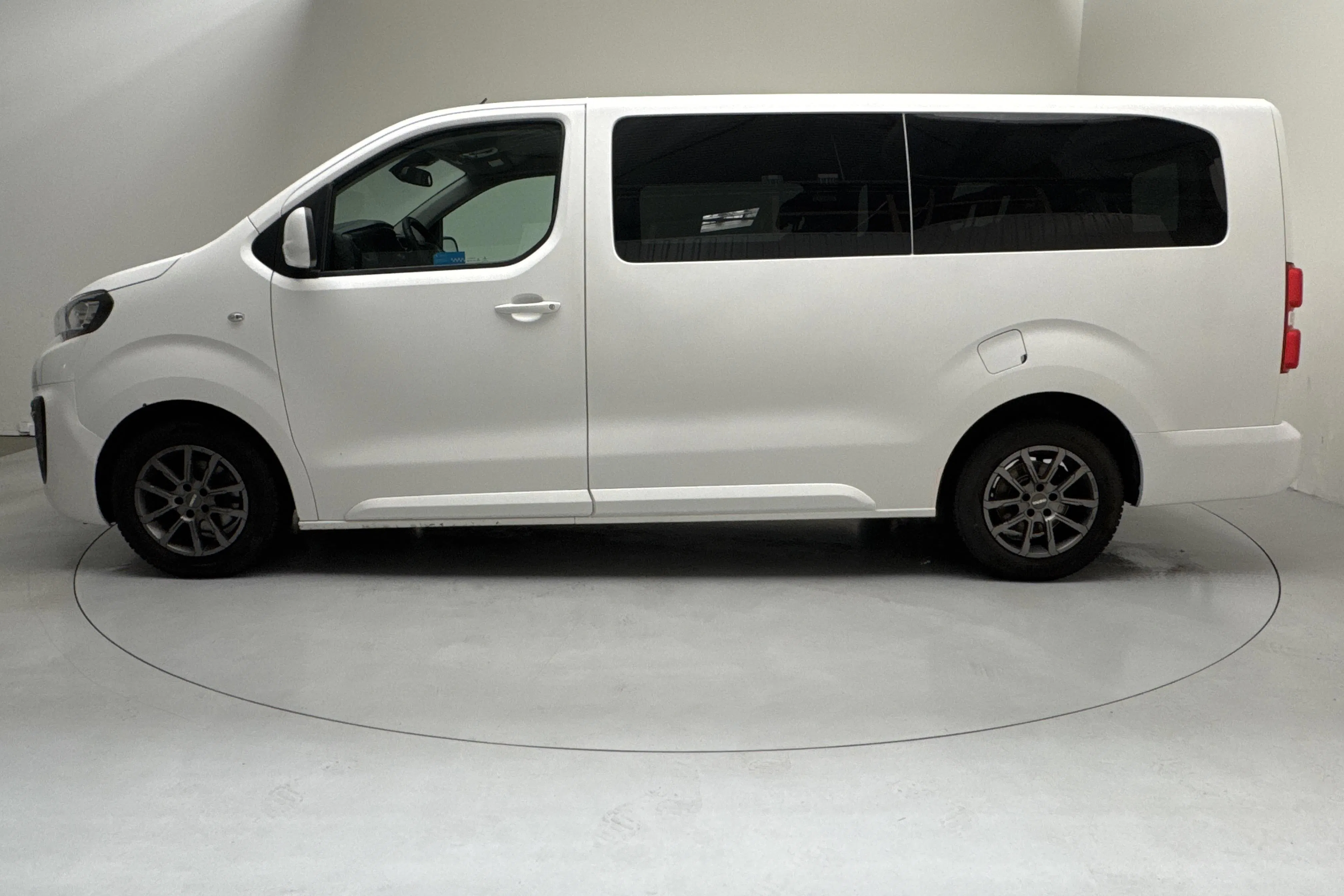 Presentationsfoto 2 av 12: Peugeot Traveller BlueHDi (180hk) - 17 041 mil - Automat - vit - 2018