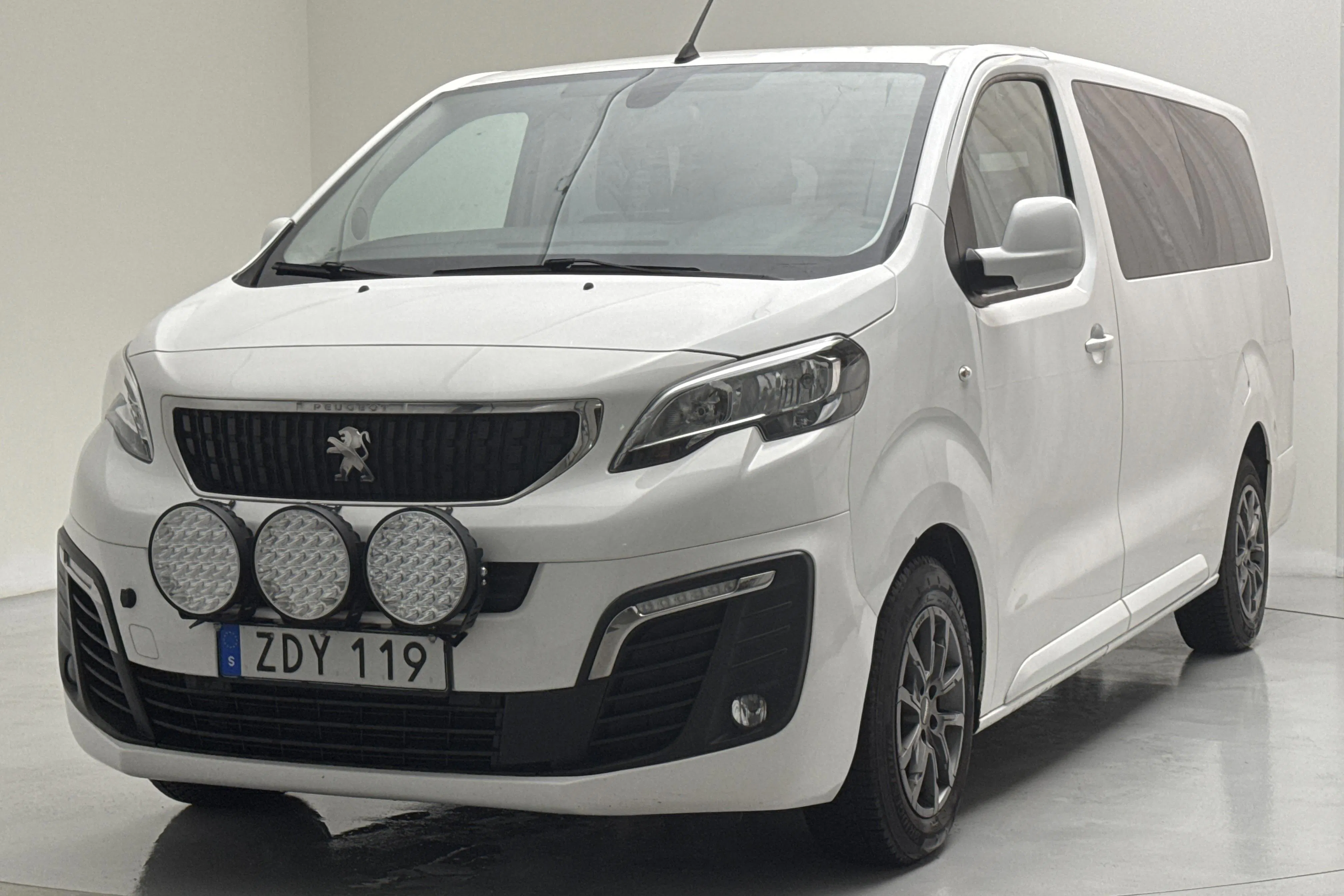 Presentationsfoto 1 av 12: Peugeot Traveller BlueHDi (180hk) - 17 041 mil - Automat - vit - 2018