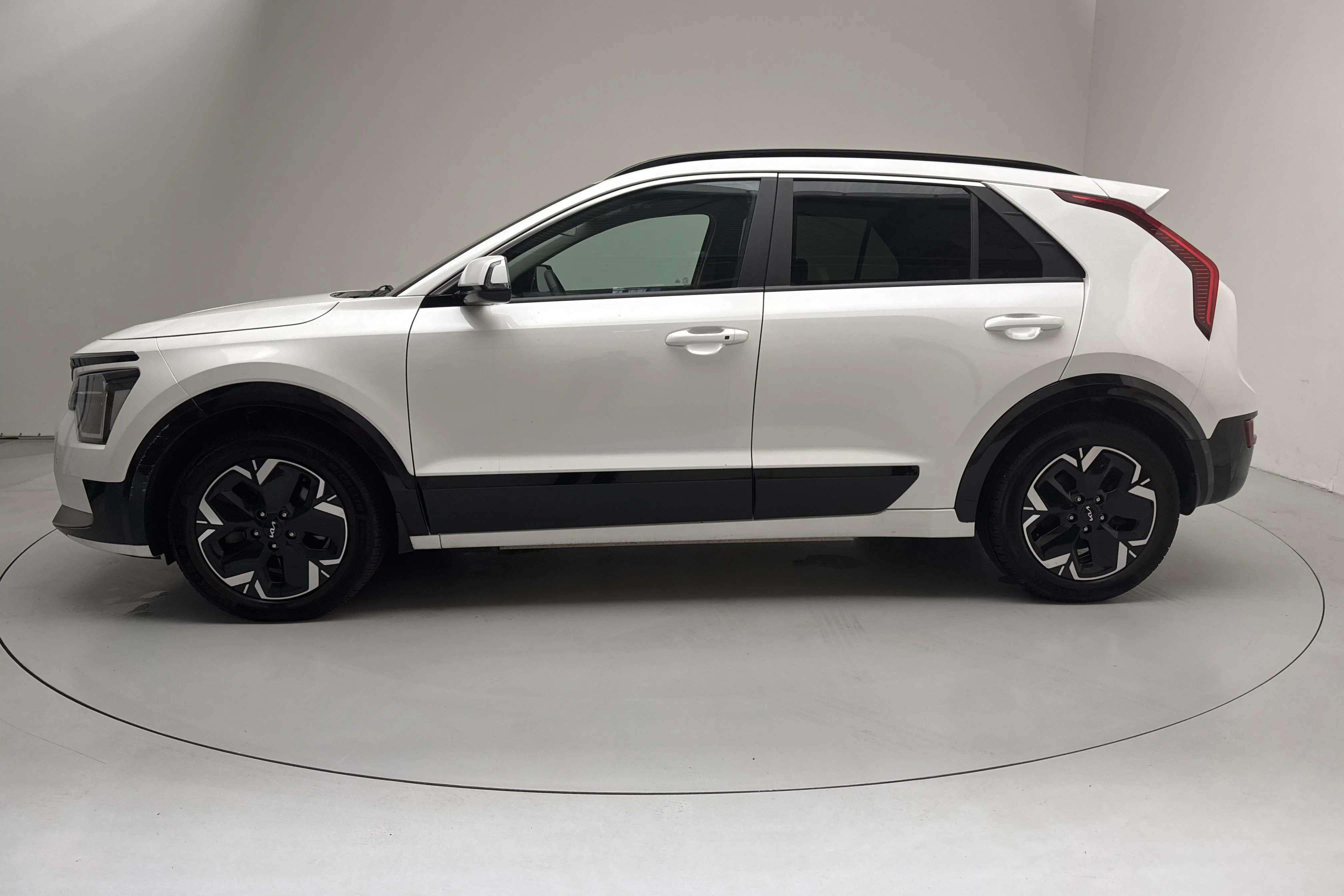 Presentationsfoto 2 av 18: KIA Niro EV 65kWh (204hk) - 12 404 mil - Automat - vit - 2023