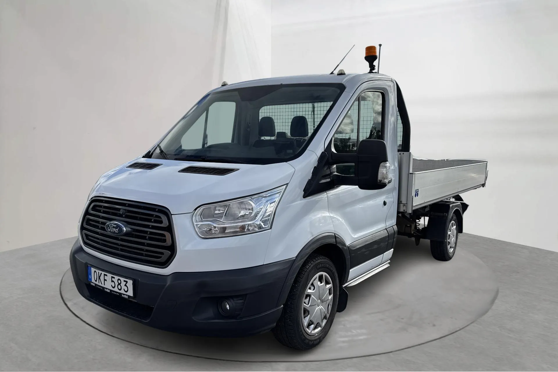 Presentationsfoto 1 av 17: Ford Transit Chassi 350 2.0 TDCi 2WD (130hk) - 9 364 mil - Manuell - vit - 2017