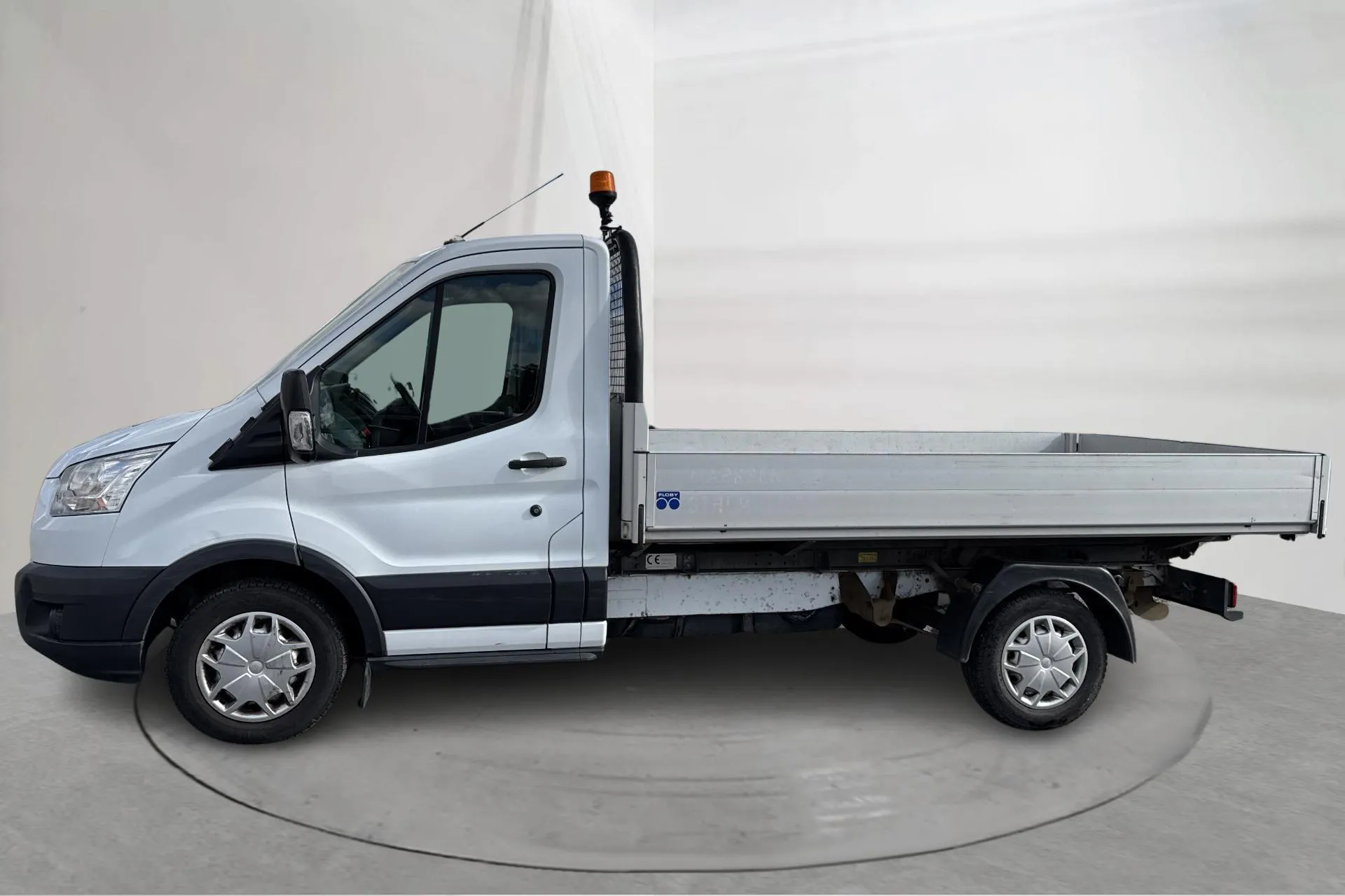 Presentationsfoto 2 av 17: Ford Transit Chassi 350 2.0 TDCi 2WD (130hk) - 9 364 mil - Manuell - vit - 2017