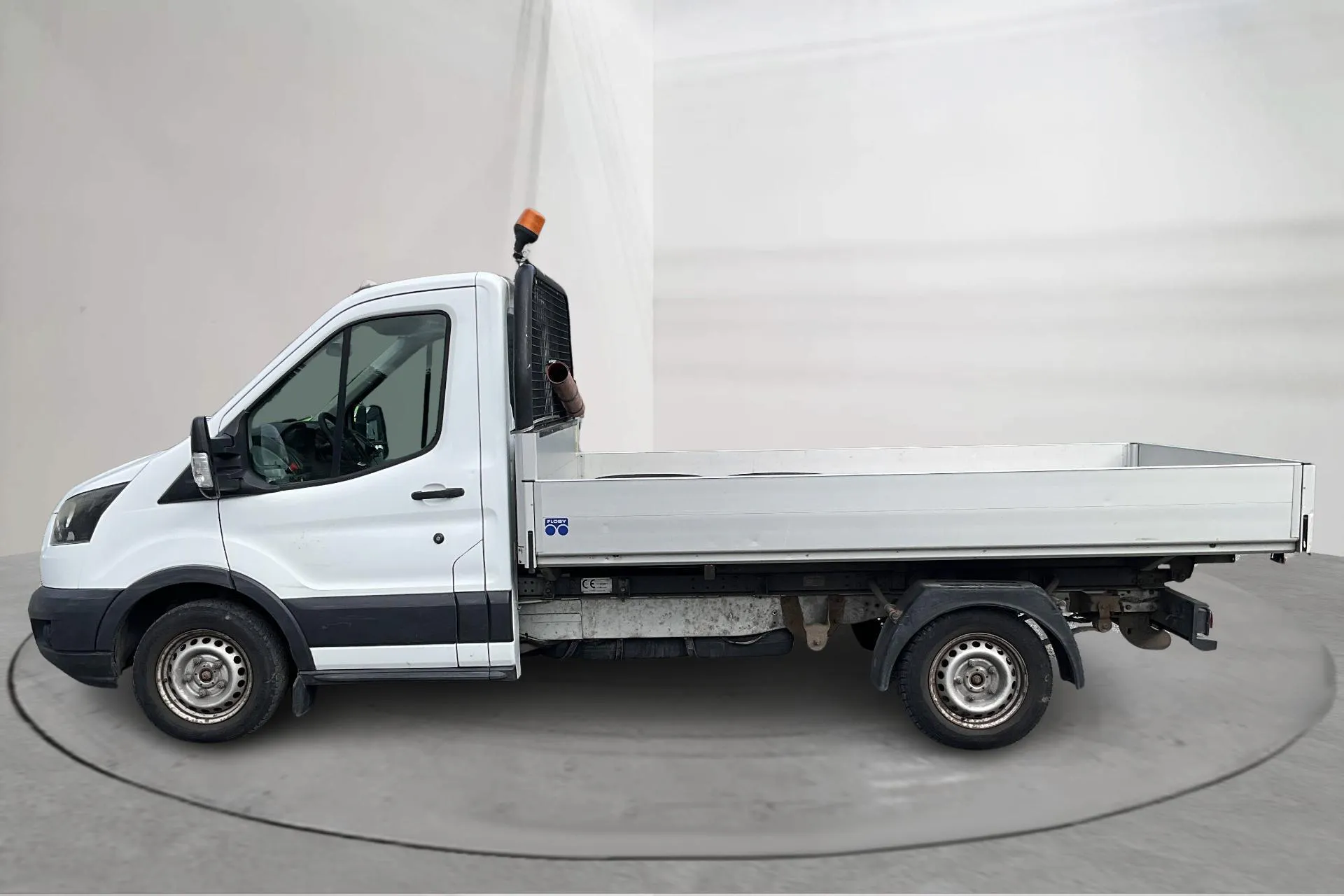 Presentationsfoto 2 av 18: Ford Transit Chassi 310 2.0 TDCi RWD (130hk) - 10 471 mil - Manuell - vit - 2016