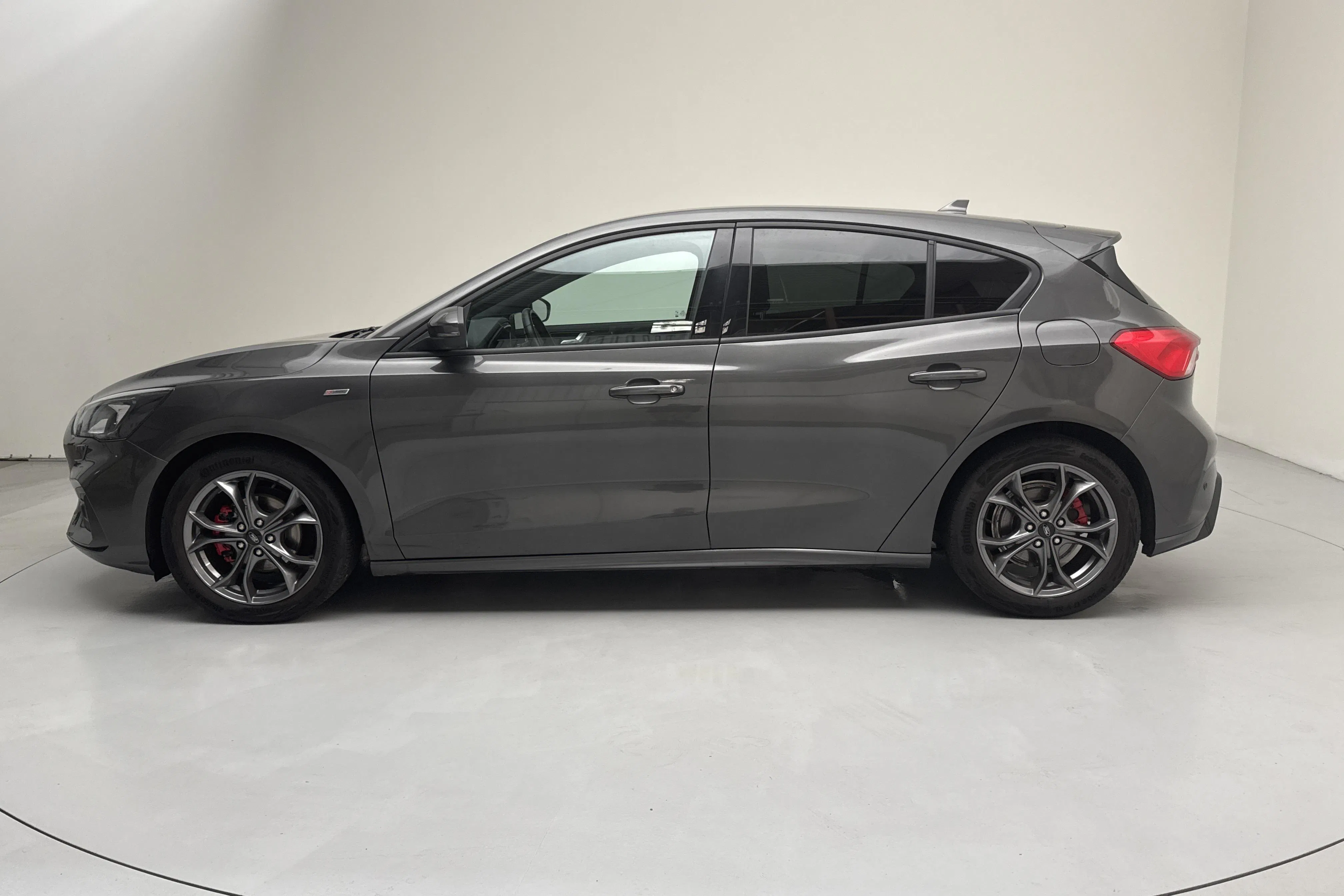Presentationsfoto 2 av 14: Ford Focus 1.0T EcoBoost 5dr (125hk) - 5 156 mil - Manuell - grå - 2022