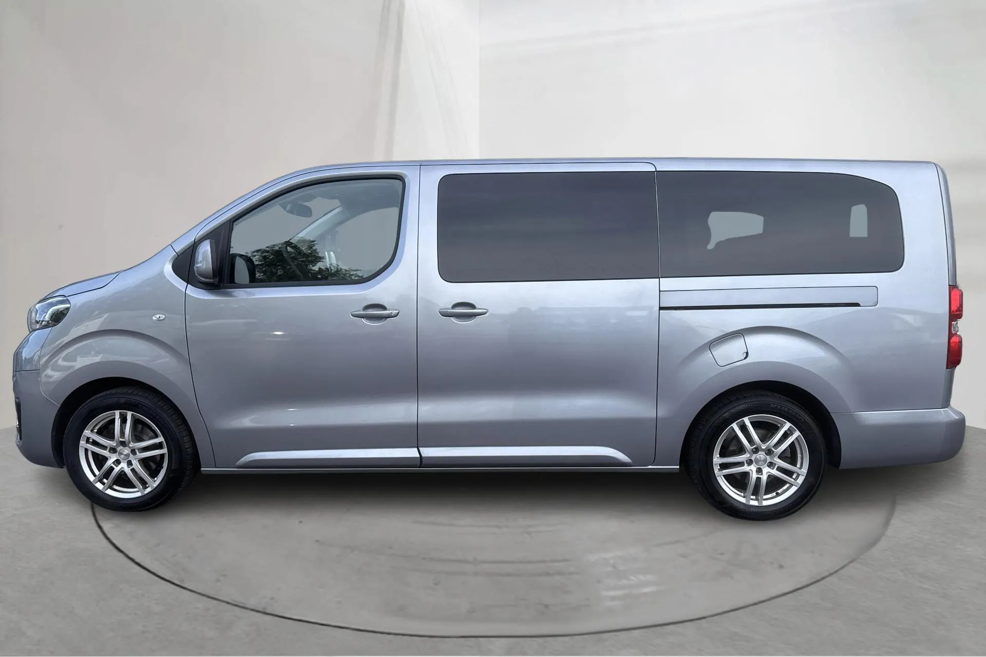 Presentationsfoto 2 av 15: Toyota PROACE Verso 2.0D (180hk) - 5 583 mil - Automat - silver - 2023