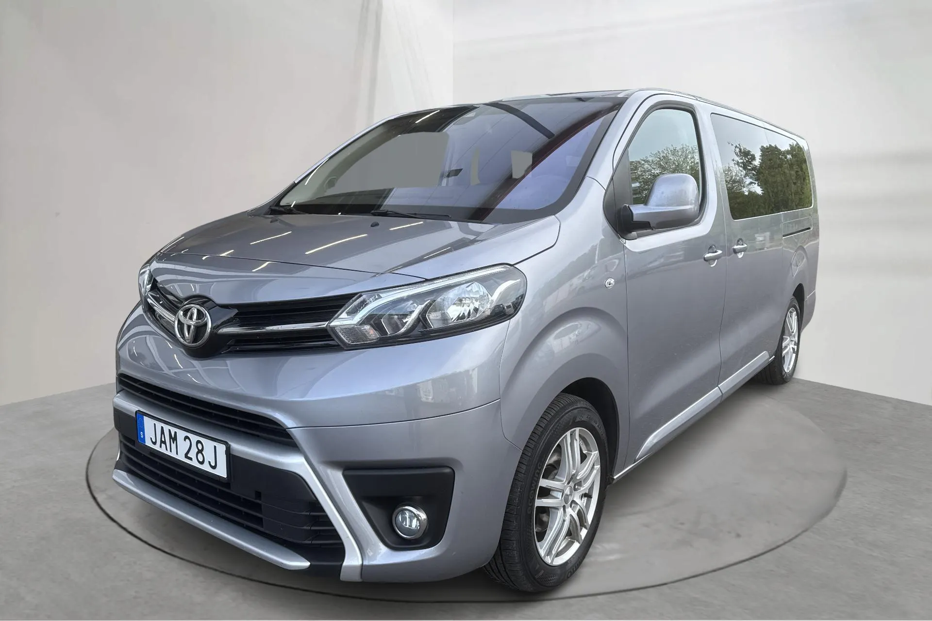 Presentationsfoto 1 av 15: Toyota PROACE Verso 2.0D (180hk) - 5 583 mil - Automat - silver - 2023