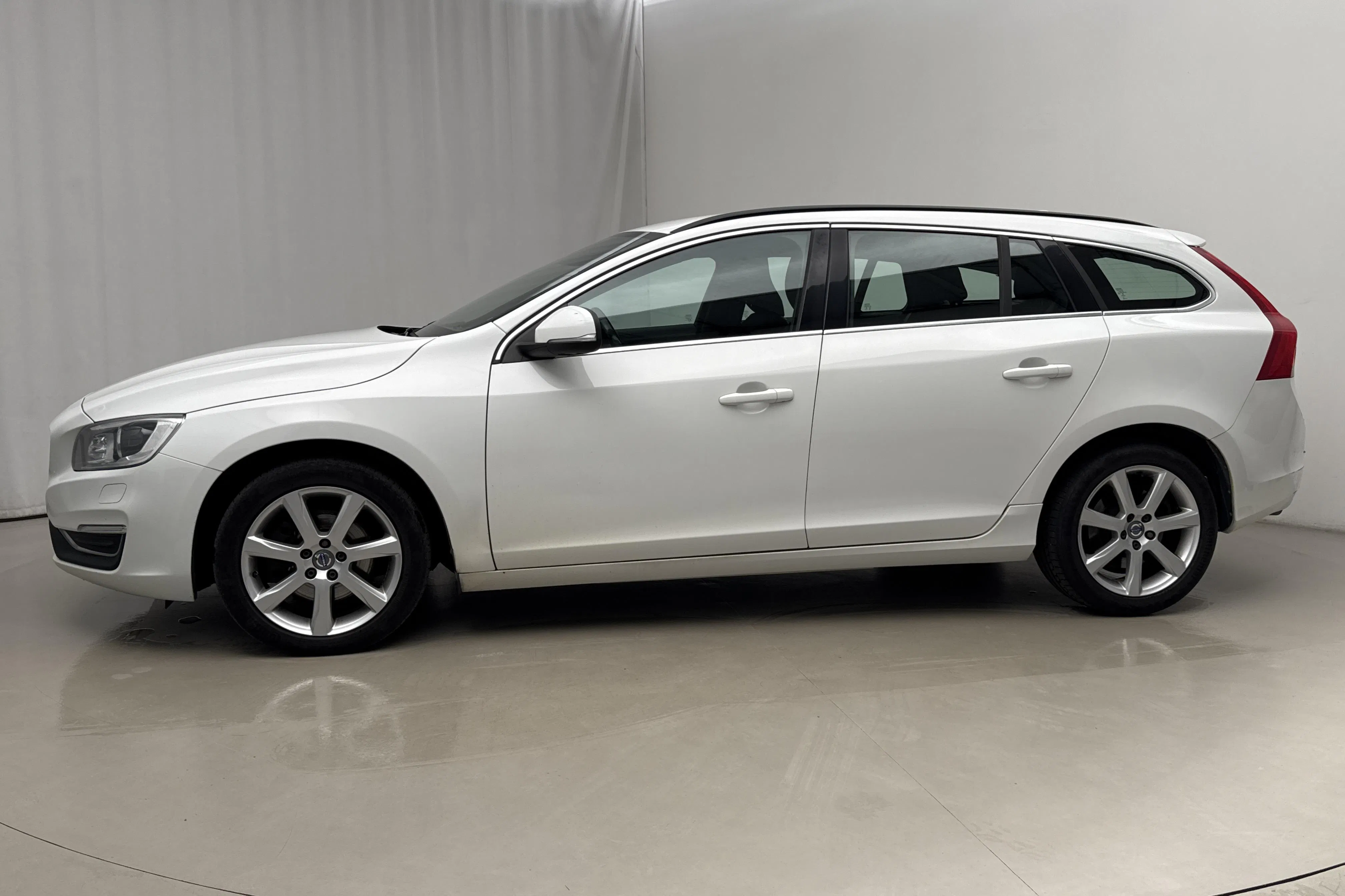 Presentation photo 2 of 16: Volvo V60 D3 (150hk) - 112 040 km - Automatic - white - 2018