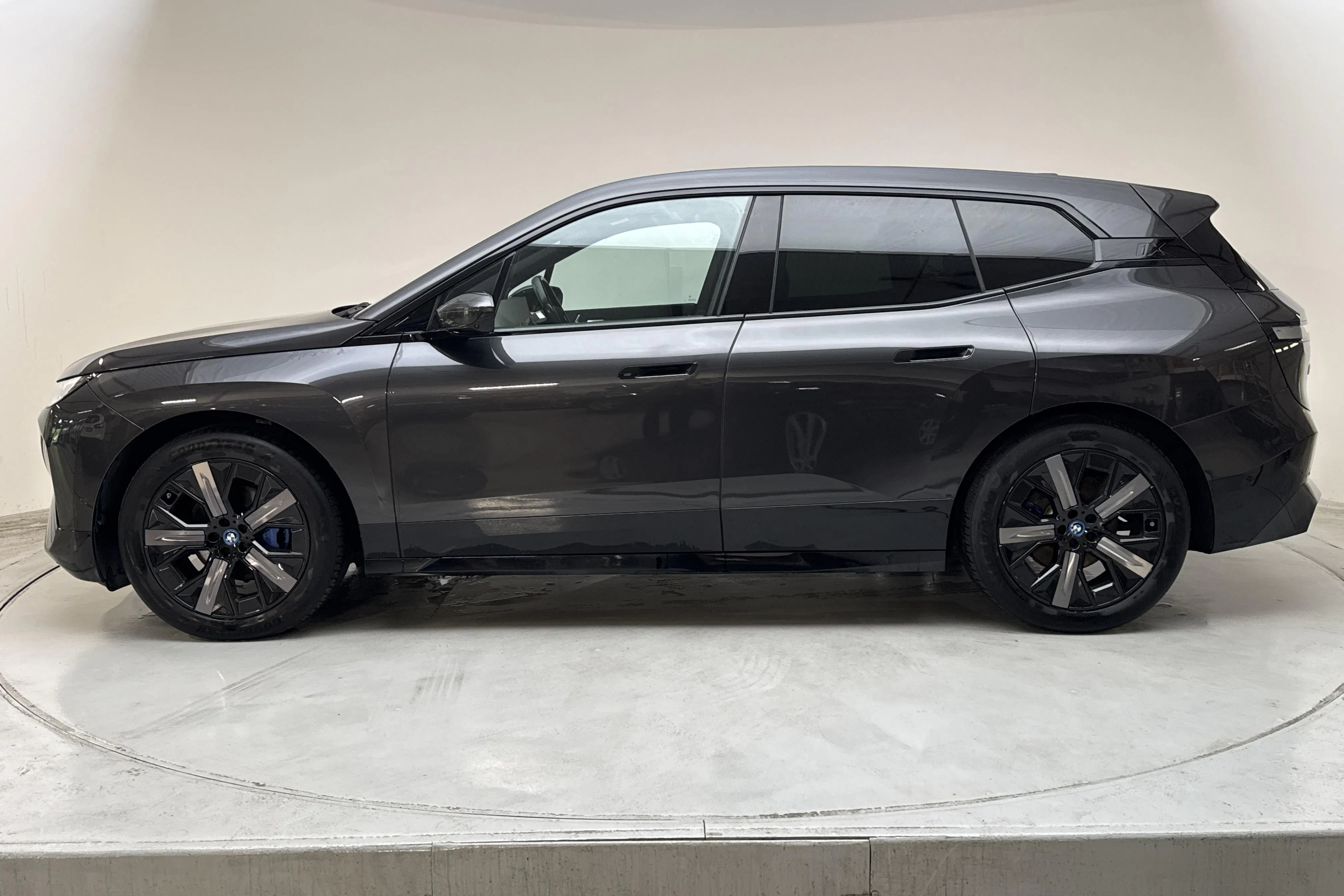 Presentationsfoto 2 av 19: BMW iX xDrive40, I20 (310hk) - 7 713 mil - Automat - grå - 2024