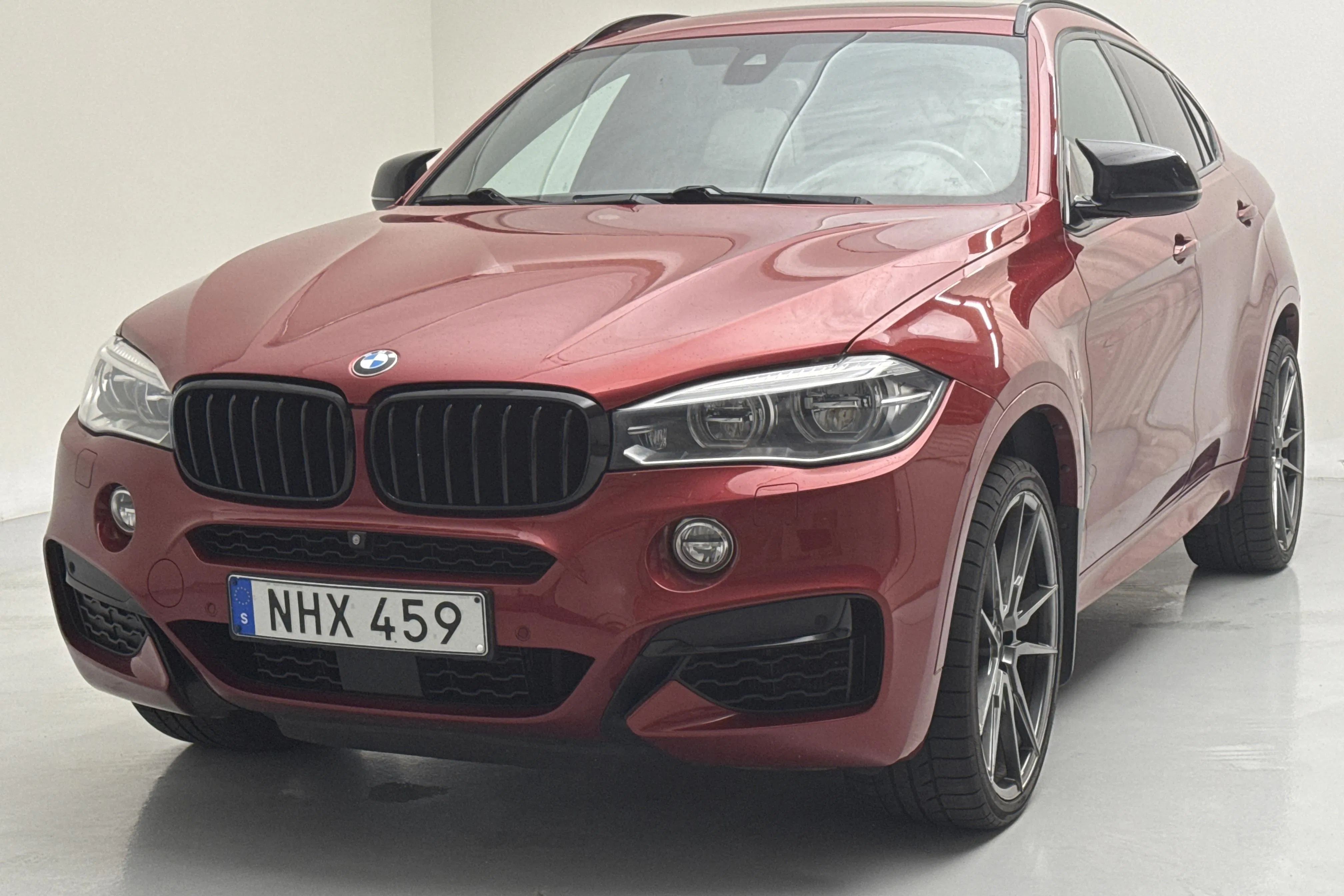 Presentationsfoto 1 av 18: BMW X6 M50d, F16 (381hk) - 17 160 mil - Automat - röd - 2016