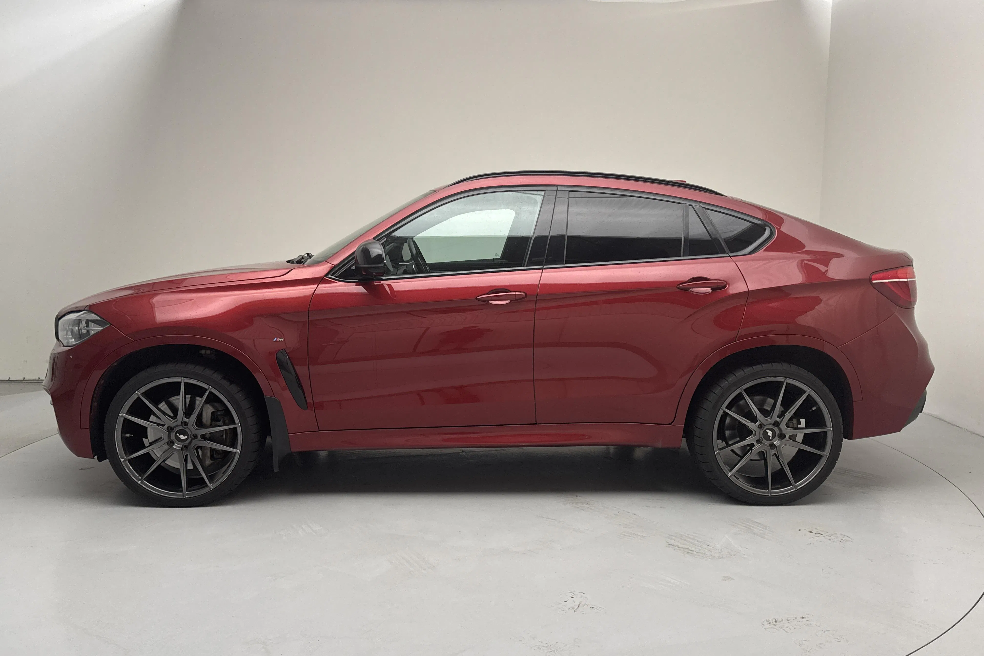 Presentationsfoto 2 av 18: BMW X6 M50d, F16 (381hk) - 17 160 mil - Automat - röd - 2016