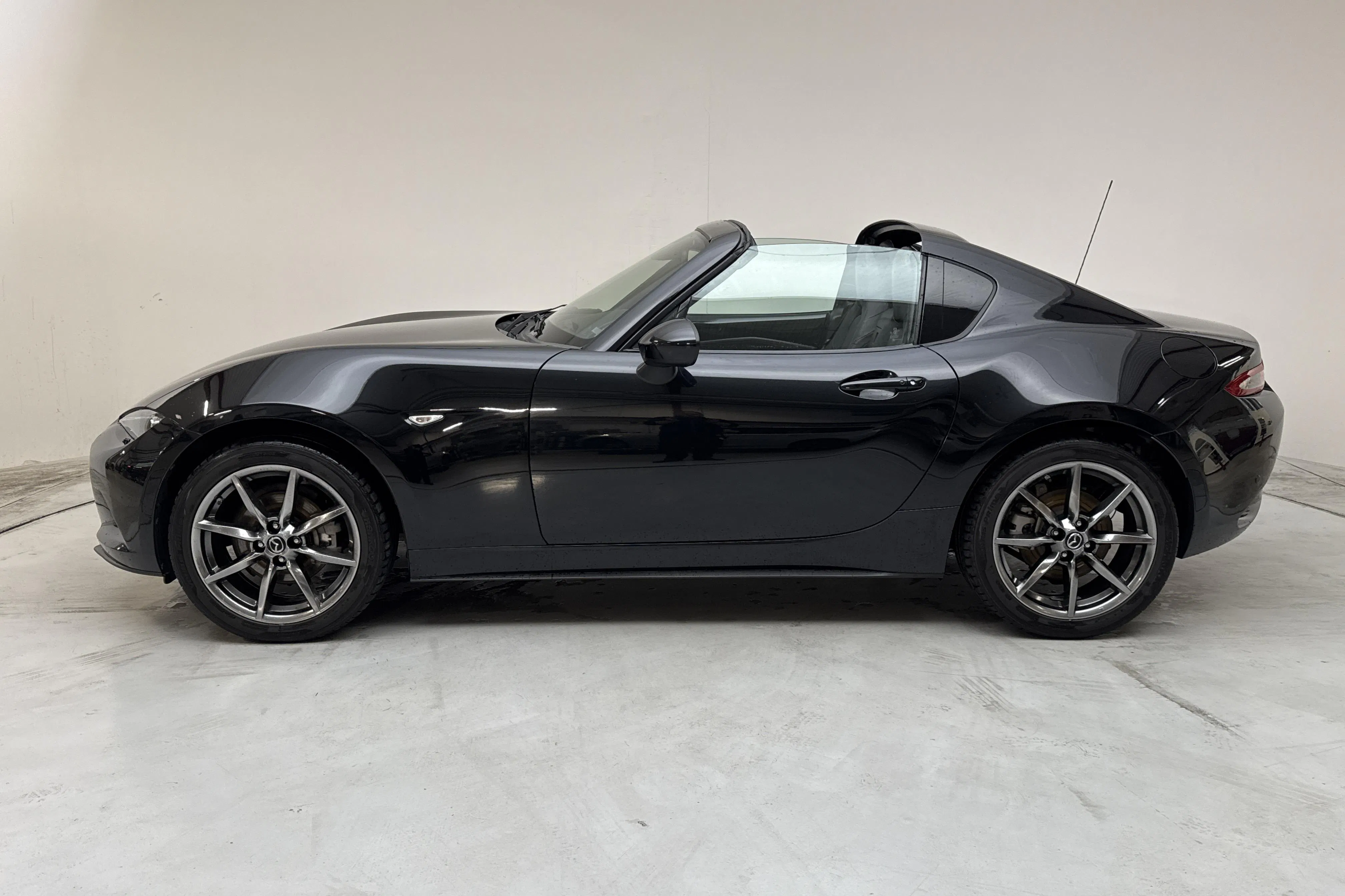 Presentationsfoto 2 av 17: Mazda MX-5 RF 2.0 (160hk) - 12 434 mil - Manuell - svart - 2018
