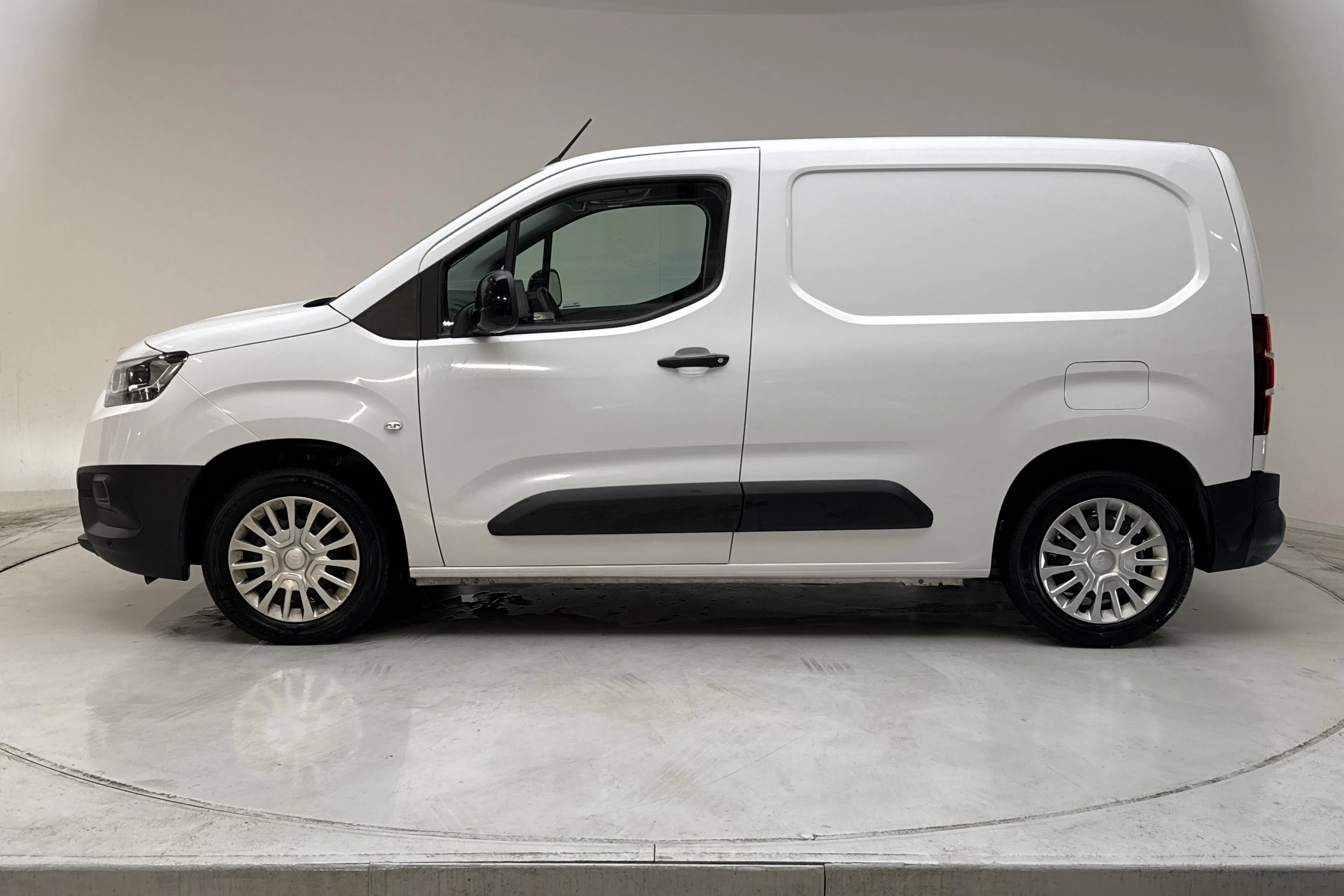 Presentation photo 2 of 12: Toyota PROACE CITY 1.5D (130hk) - 103 230 km - Automatic - white - 2023