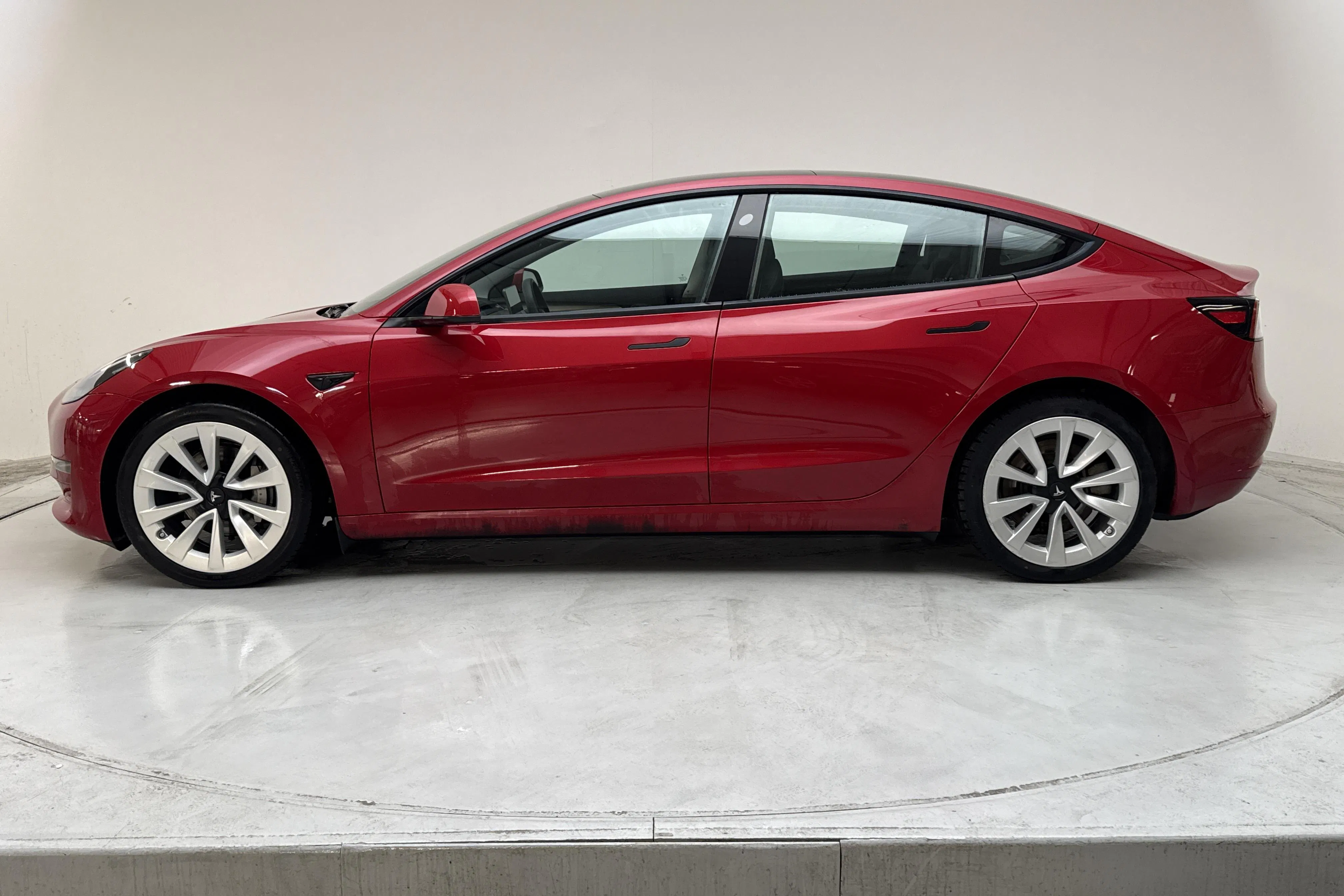 Presentationsfoto 2 av 21: Tesla Model 3 Long Range Dual Motor AWD - 8 325 mil - Automat - röd - 2023