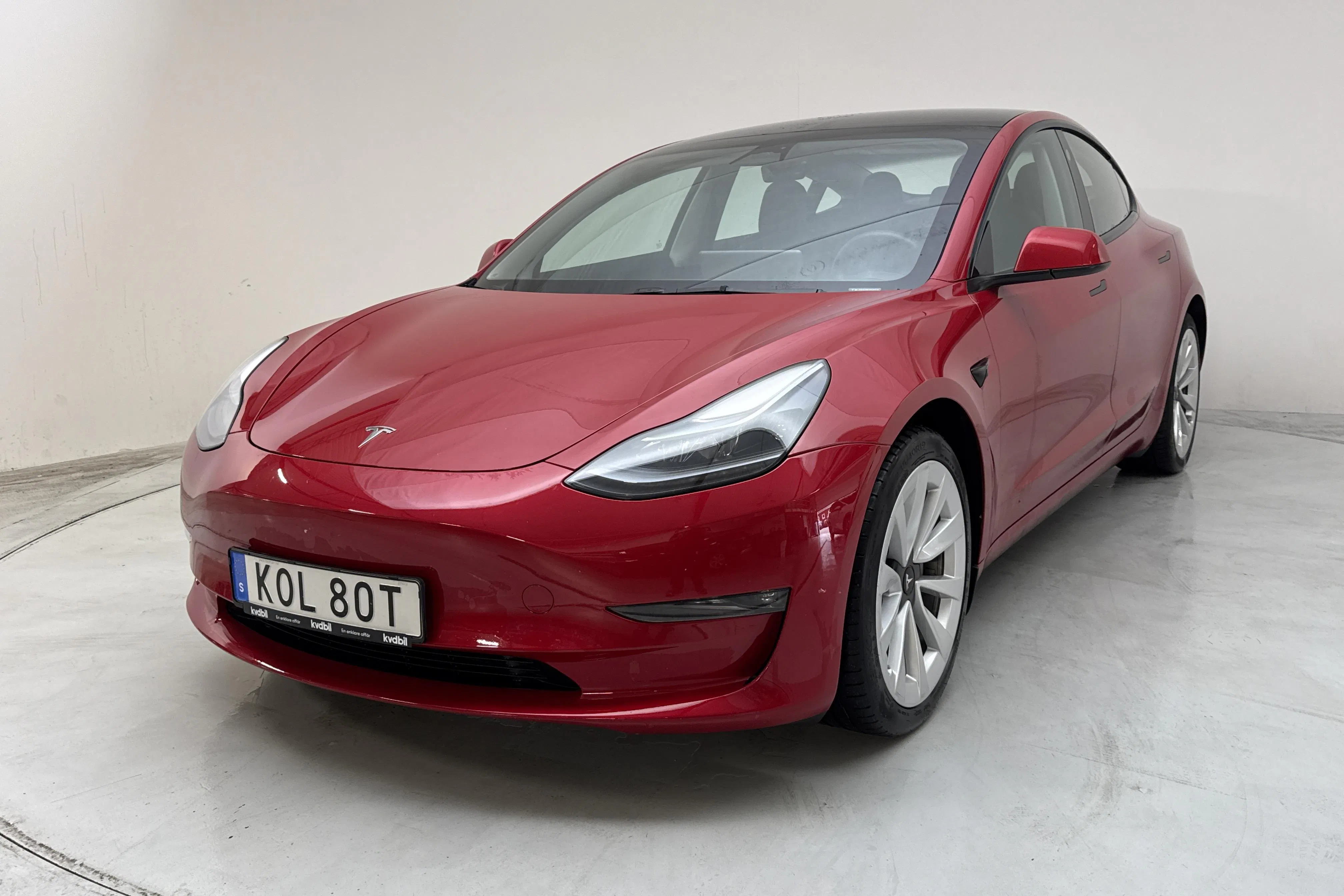 Presentationsfoto 1 av 21: Tesla Model 3 Long Range Dual Motor AWD - 8 325 mil - Automat - röd - 2023