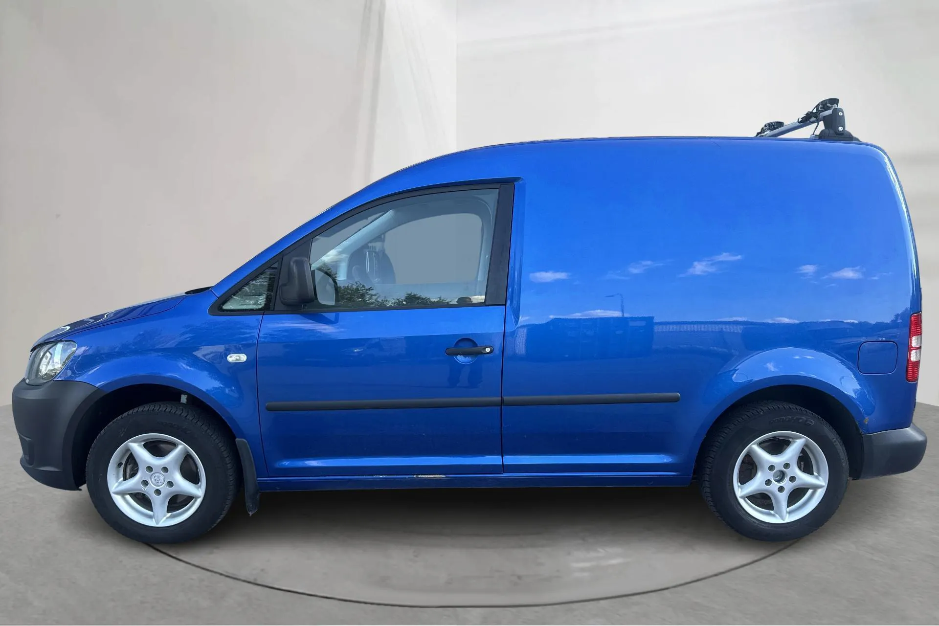 Presentation photo 2 of 16: VW Caddy 1.6 TDI Skåp (102hk) - 181 880 km - Manual - blue - 2015