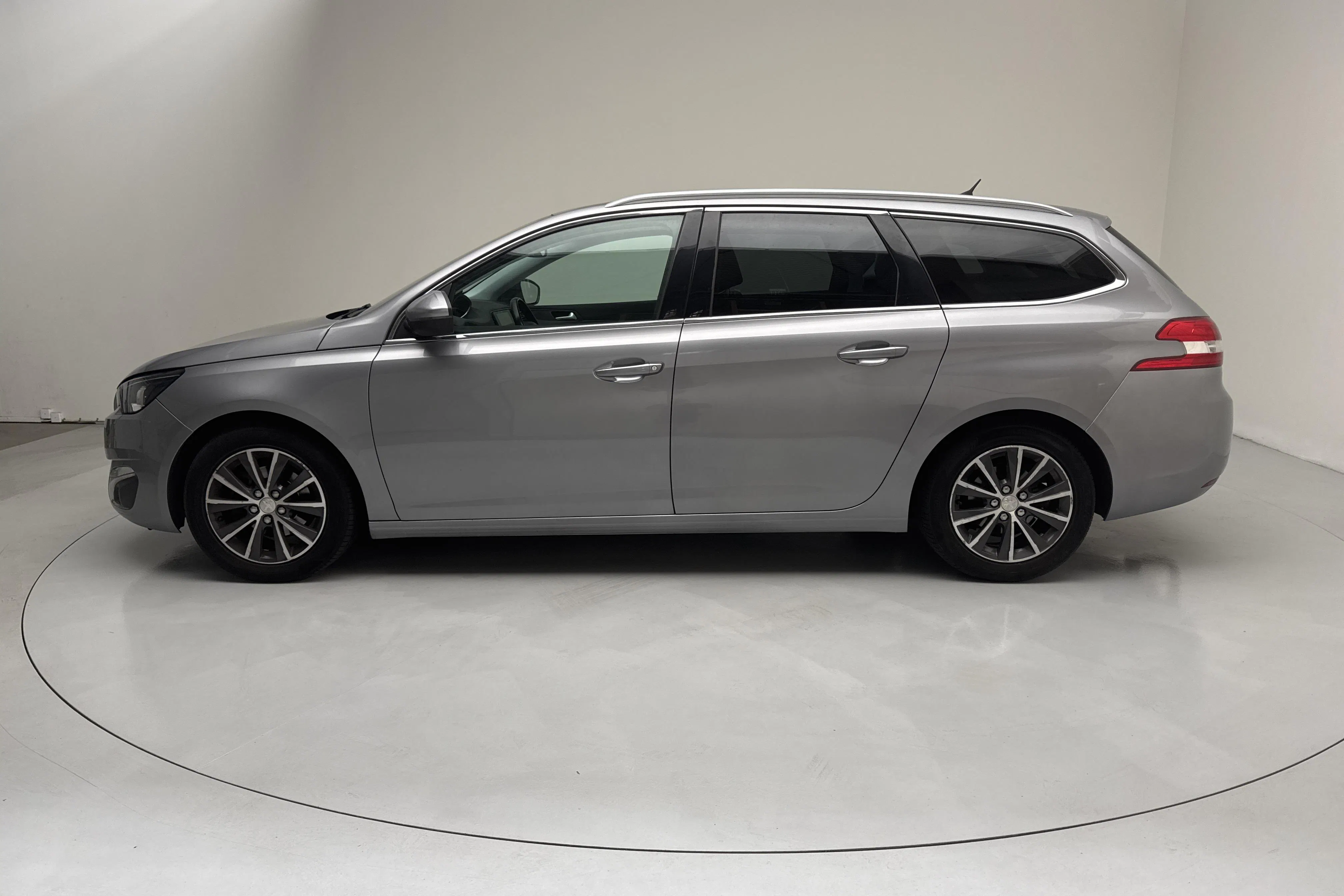 Presentation photo 2 of 14: Peugeot 308 SW PureTech (130hk) - 111 020 km - Manual - gray - 2015