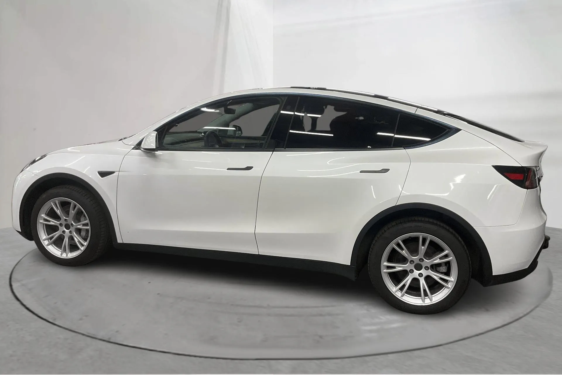 Presentation photo 2 of 20: Tesla Model Y Long Range Dual Motor AWD - 89 310 km - Automatic - white - 2023