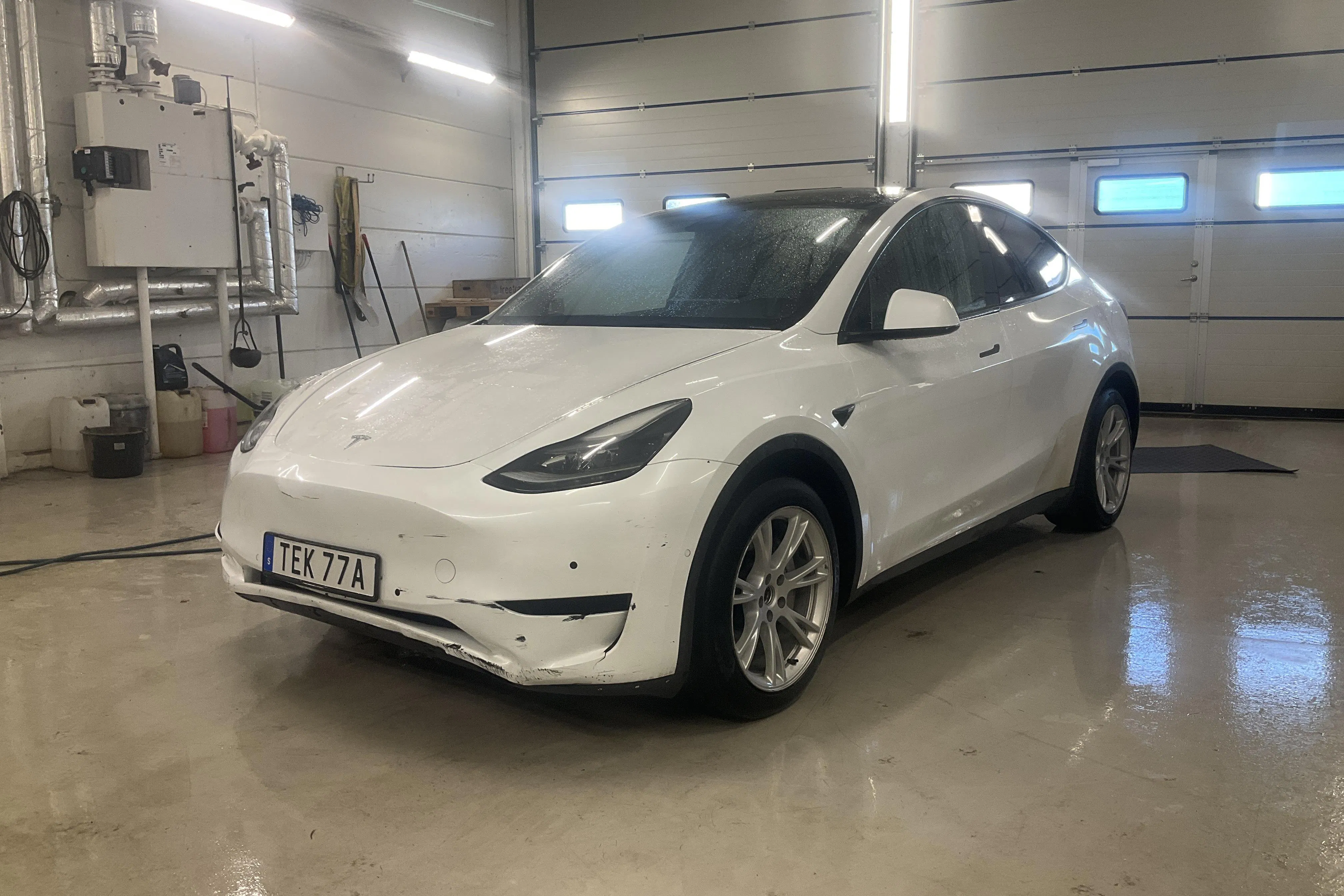 Presentationsfoto 1 av 23: Tesla Model Y Long Range Dual Motor AWD - 28 092 mil - Automat - vit - 2021