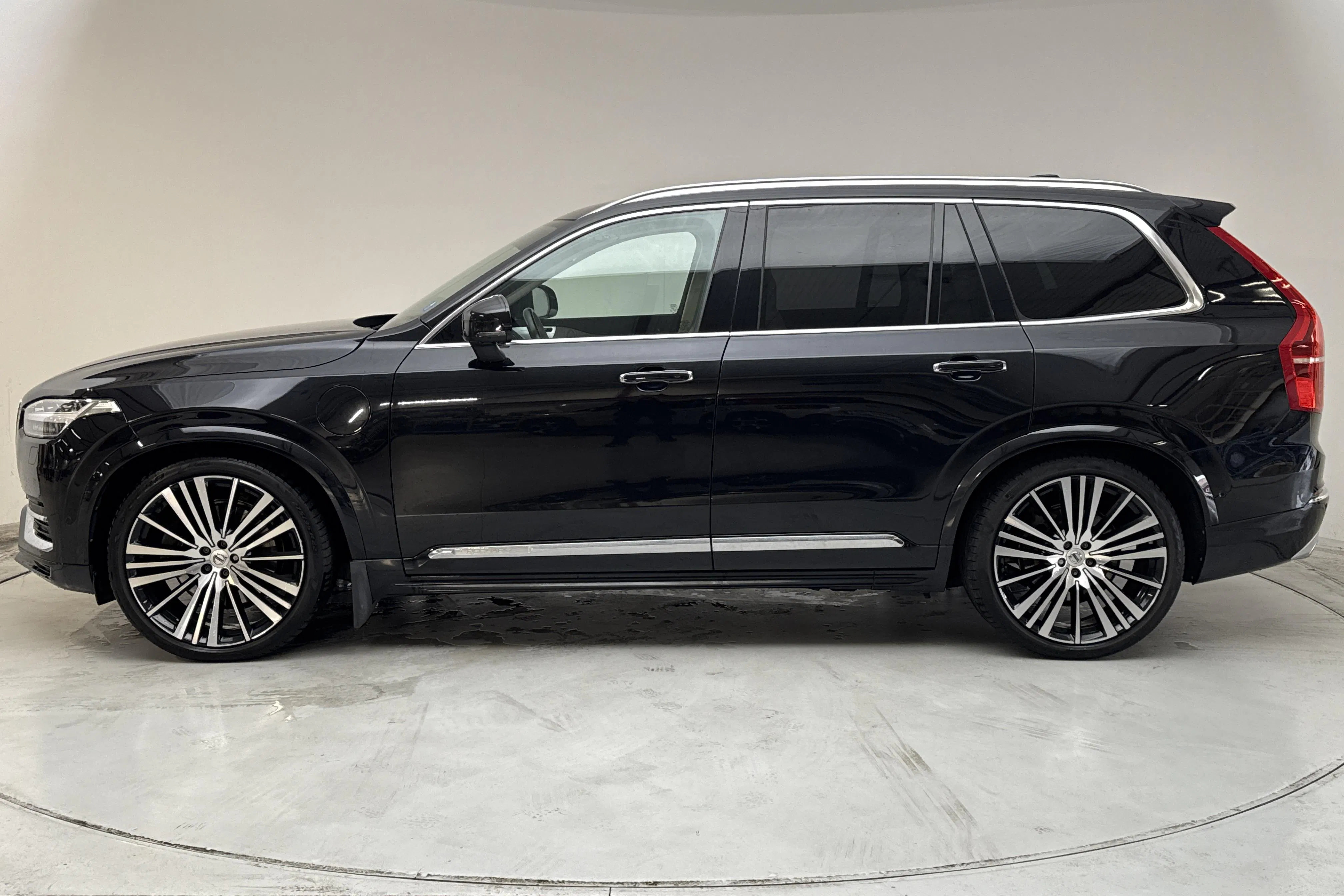 Presentationsfoto 2 av 21: Volvo XC90 T8 AWD Twin Engine (390hk) - 13 659 mil - Automat - svart - 2021