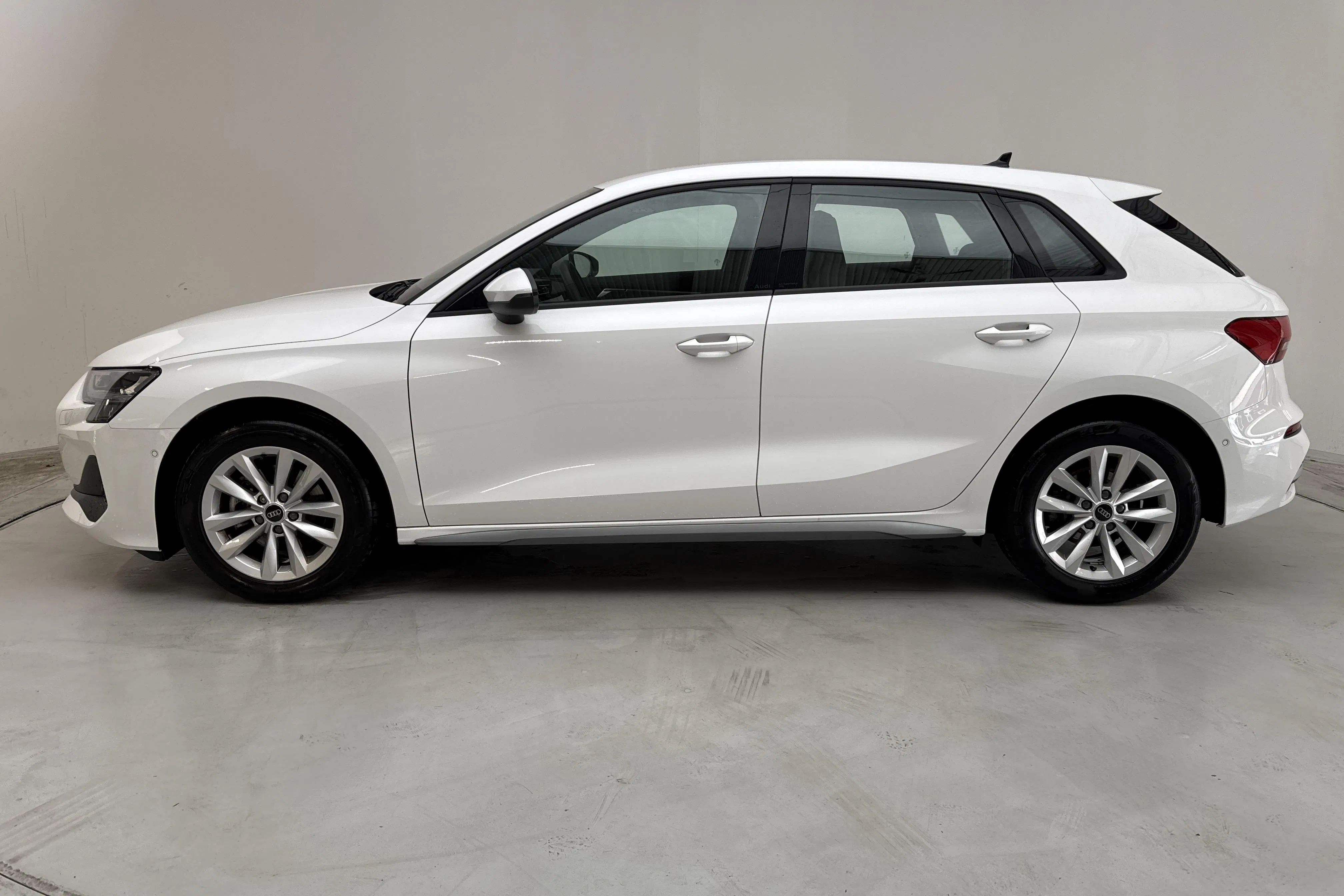 Presentationsfoto 2 av 13: Audi A3 Sportback 35 TFSI (150hk) - 2 046 mil - Automat - vit - 2025