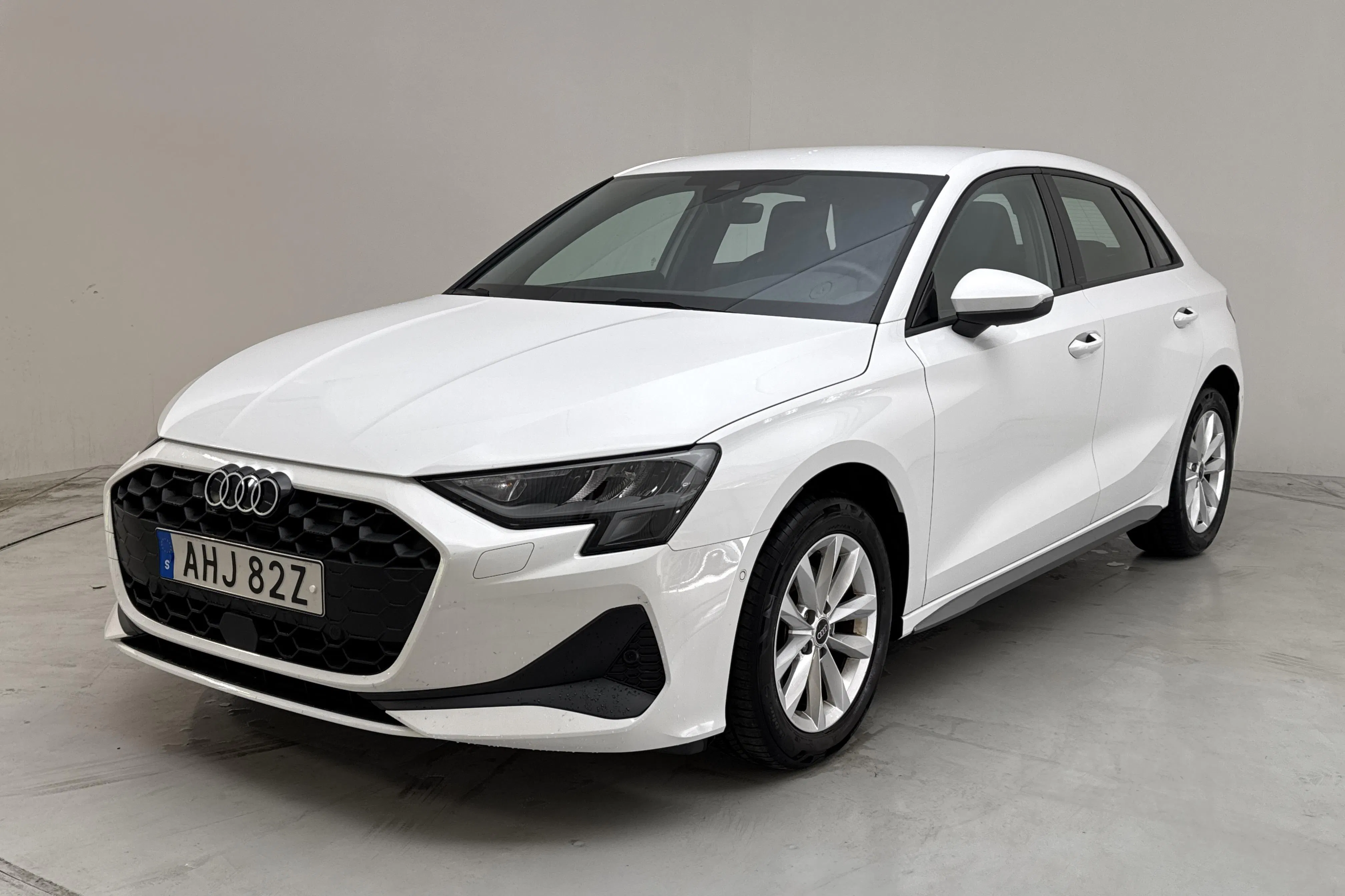 Presentationsfoto 1 av 13: Audi A3 Sportback 35 TFSI (150hk) - 2 046 mil - Automat - vit - 2025