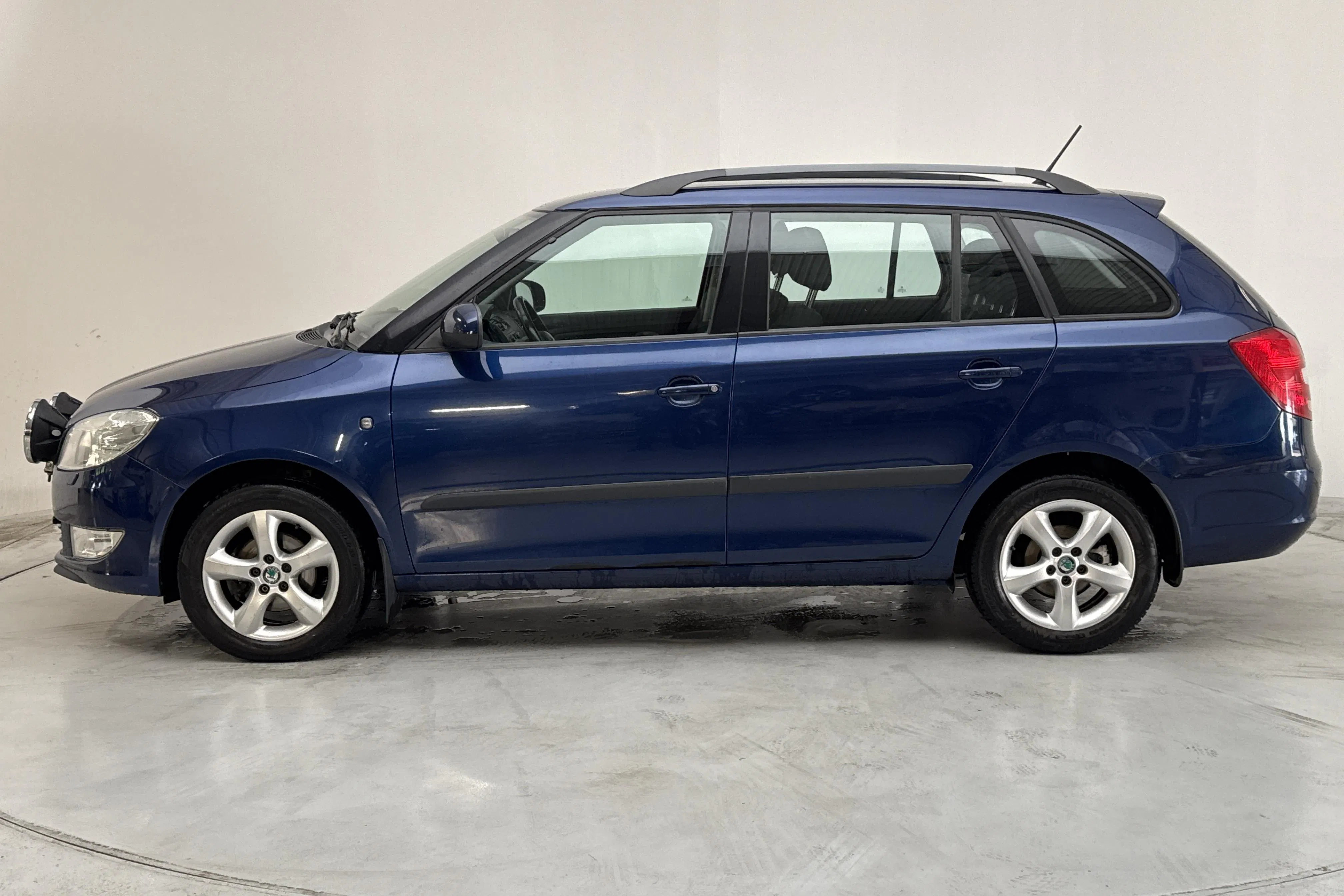 Presentationsfoto 2 av 13: Skoda Fabia 1.2 TSI Combi (86hk) - 15 953 mil - Manuell - Mörkblå - 2013