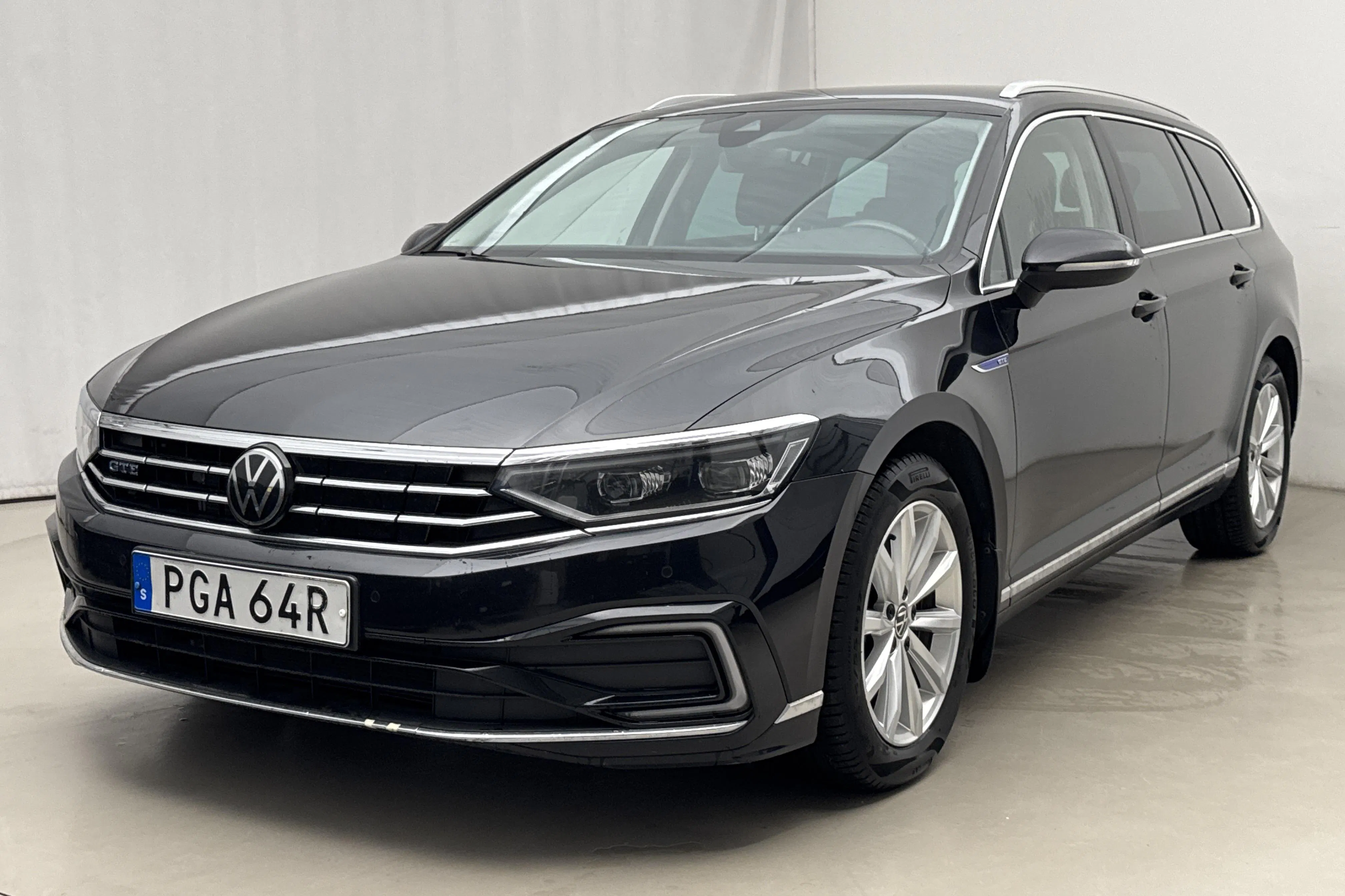 Presentationsfoto 1 av 21: VW Passat 1.4 GTE Sportscombi (218hk) - 7 279 mil - Automat - svart - 2023
