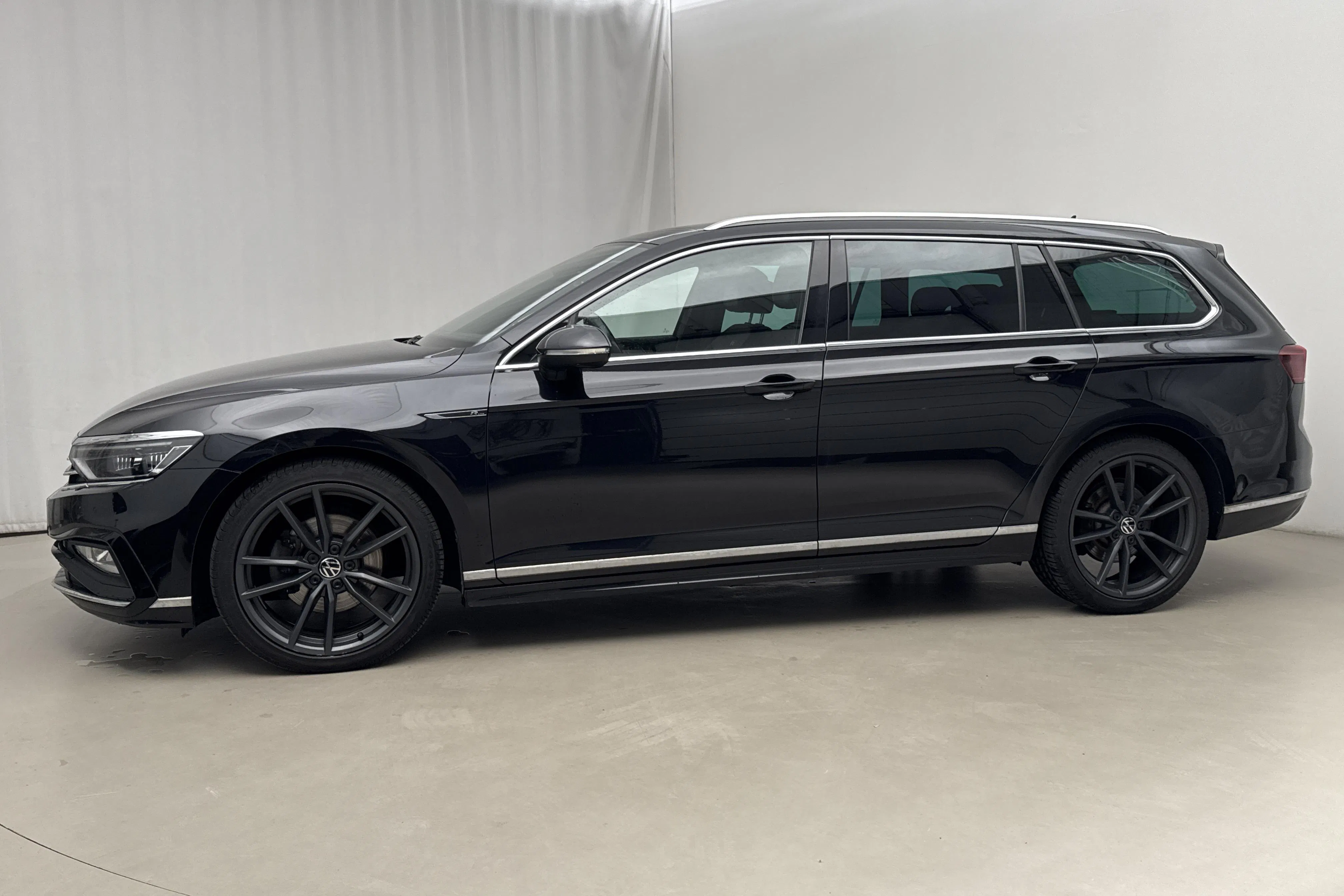 Presentationsfoto 2 av 21: VW Passat 2.0 TDI Sportscombi 4Motion (200hk) - 11 292 mil - Automat - svart - 2021