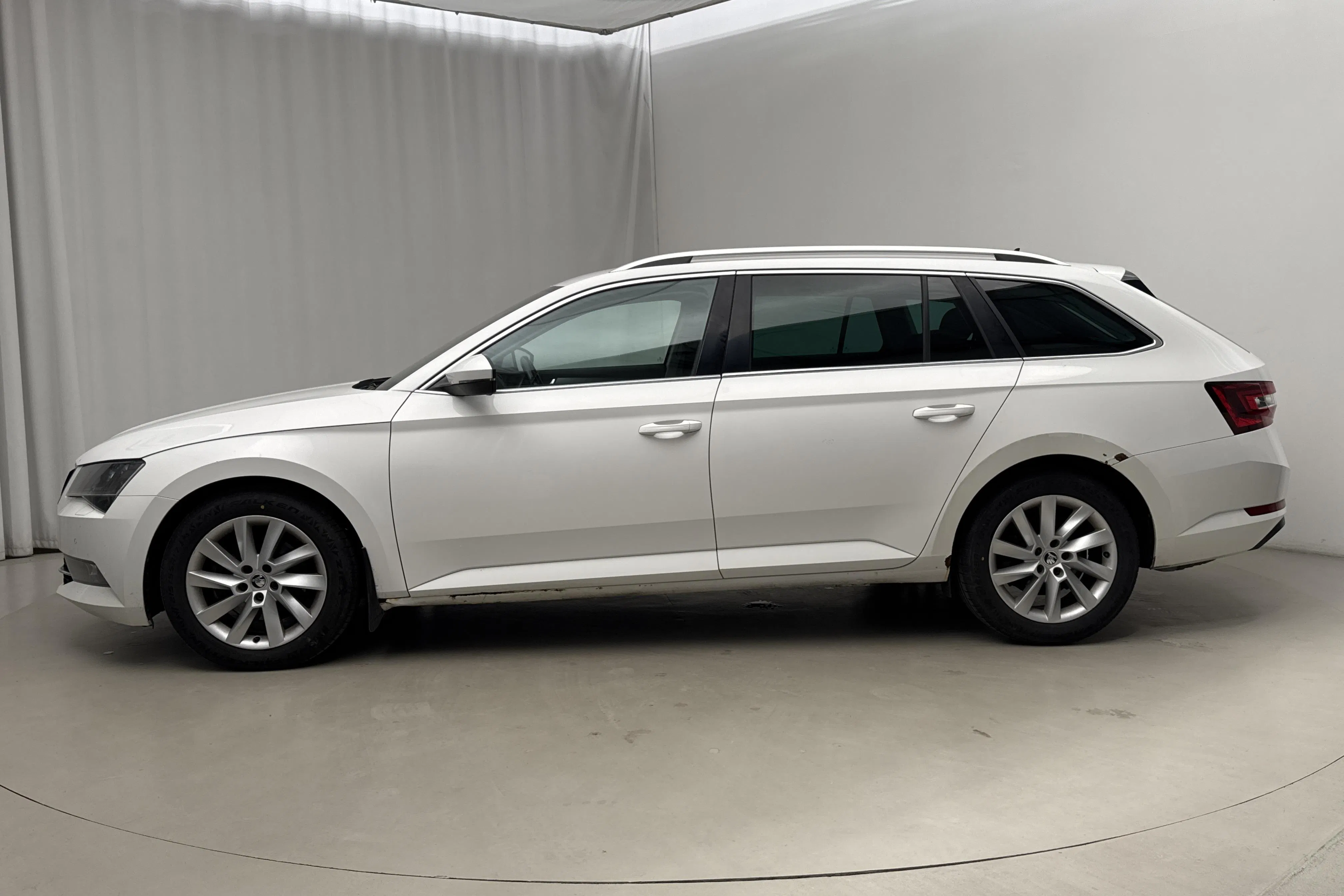 Presentation photo 2 of 20: Skoda Superb 2.0 TDI 4x4 Kombi (190hk) - 187 100 km - Automatic - white - 2017