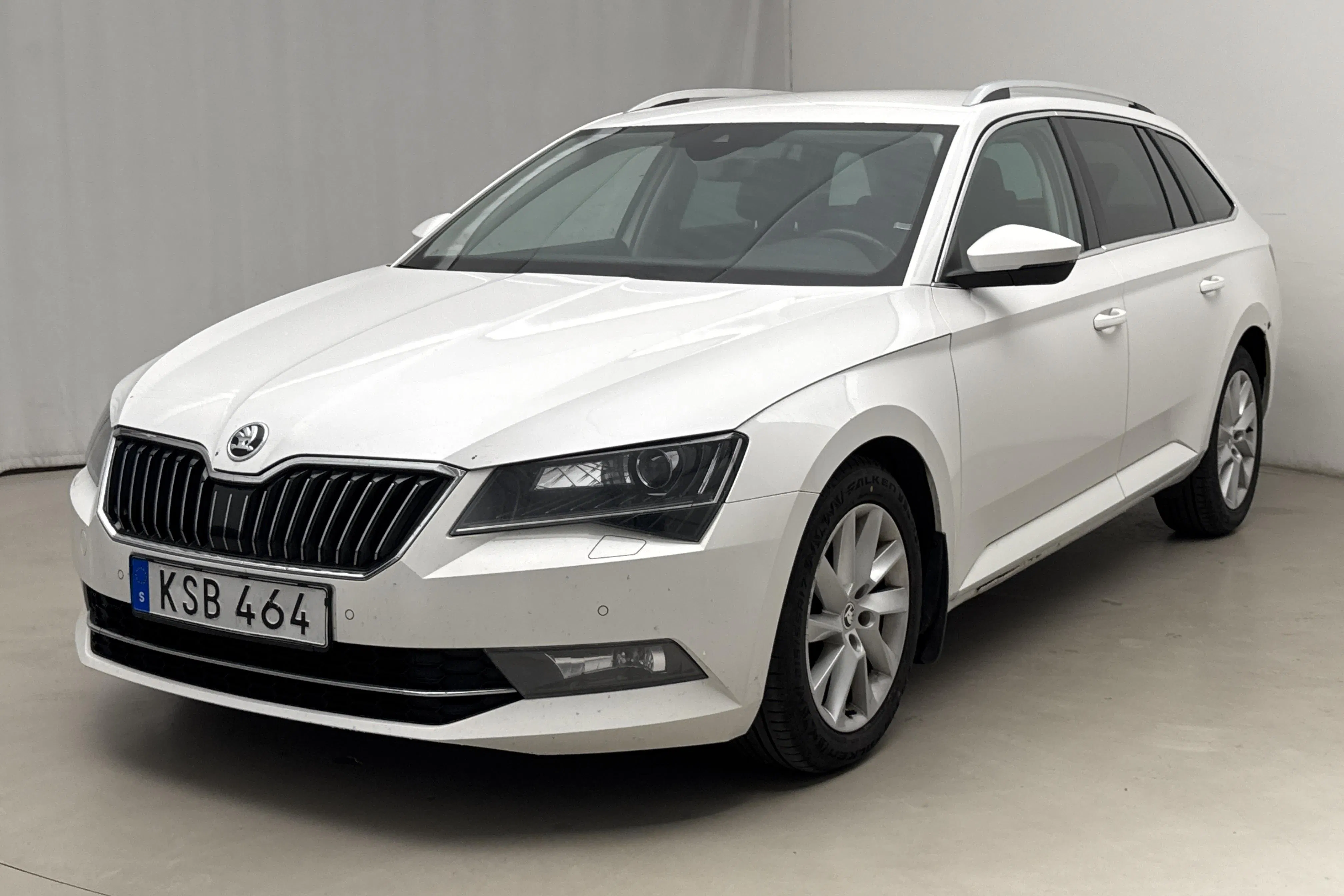 Presentation photo 1 of 20: Skoda Superb 2.0 TDI 4x4 Kombi (190hk) - 187 100 km - Automatic - white - 2017