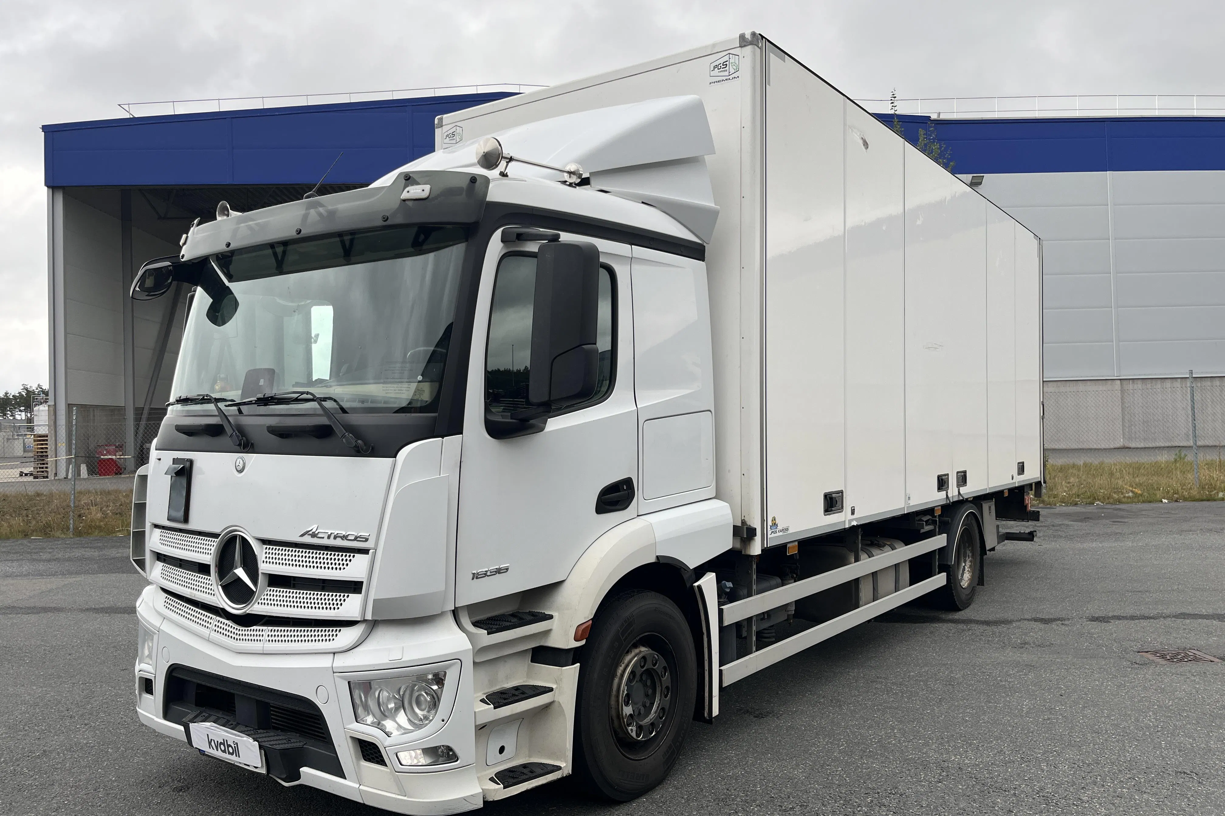 Presentation photo 1 of 59: MERCEDES ACTROS - 444 715 km - Automatic - white - 2018
