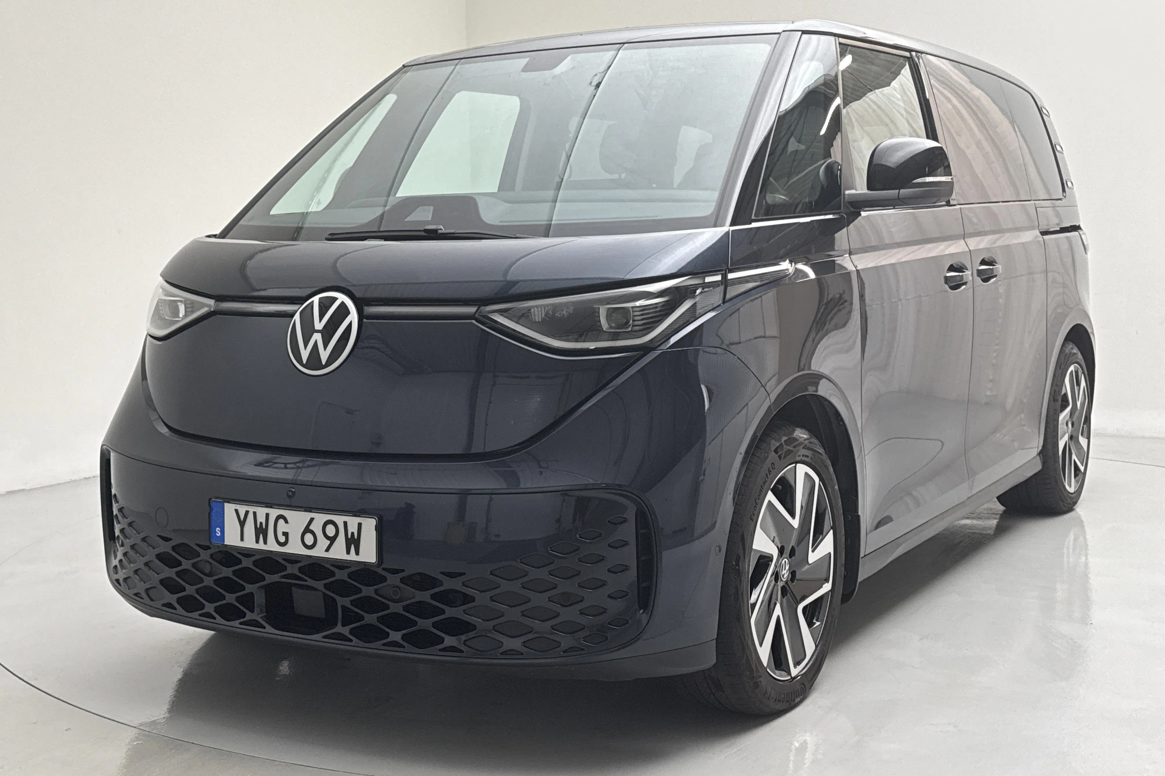 Presentationsfoto 1 av 18: VW ID. Buzz (204hk) - 6 403 mil - Automat - Mörkblå - 2024