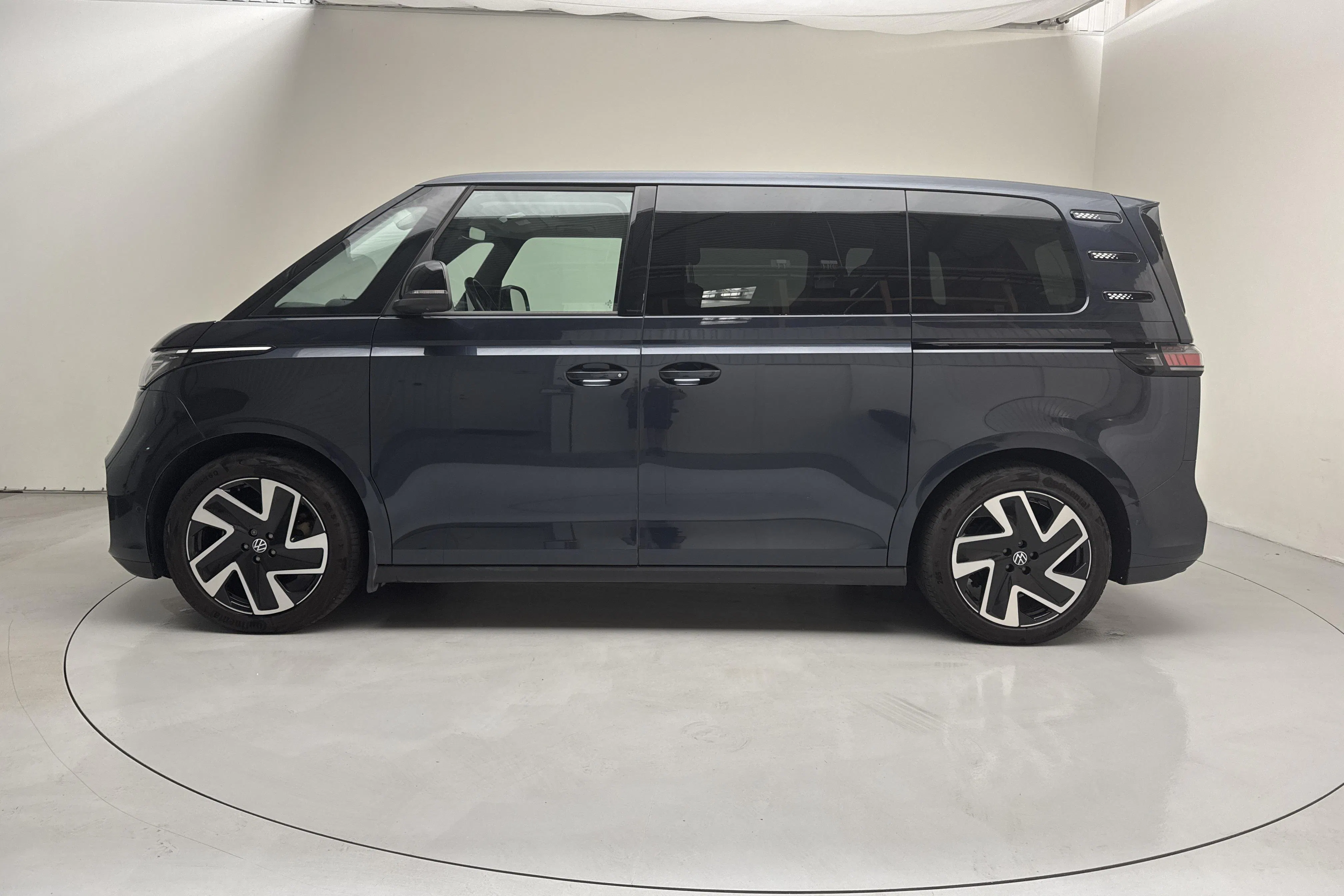 Presentationsfoto 2 av 18: VW ID. Buzz (204hk) - 6 403 mil - Automat - Mörkblå - 2024